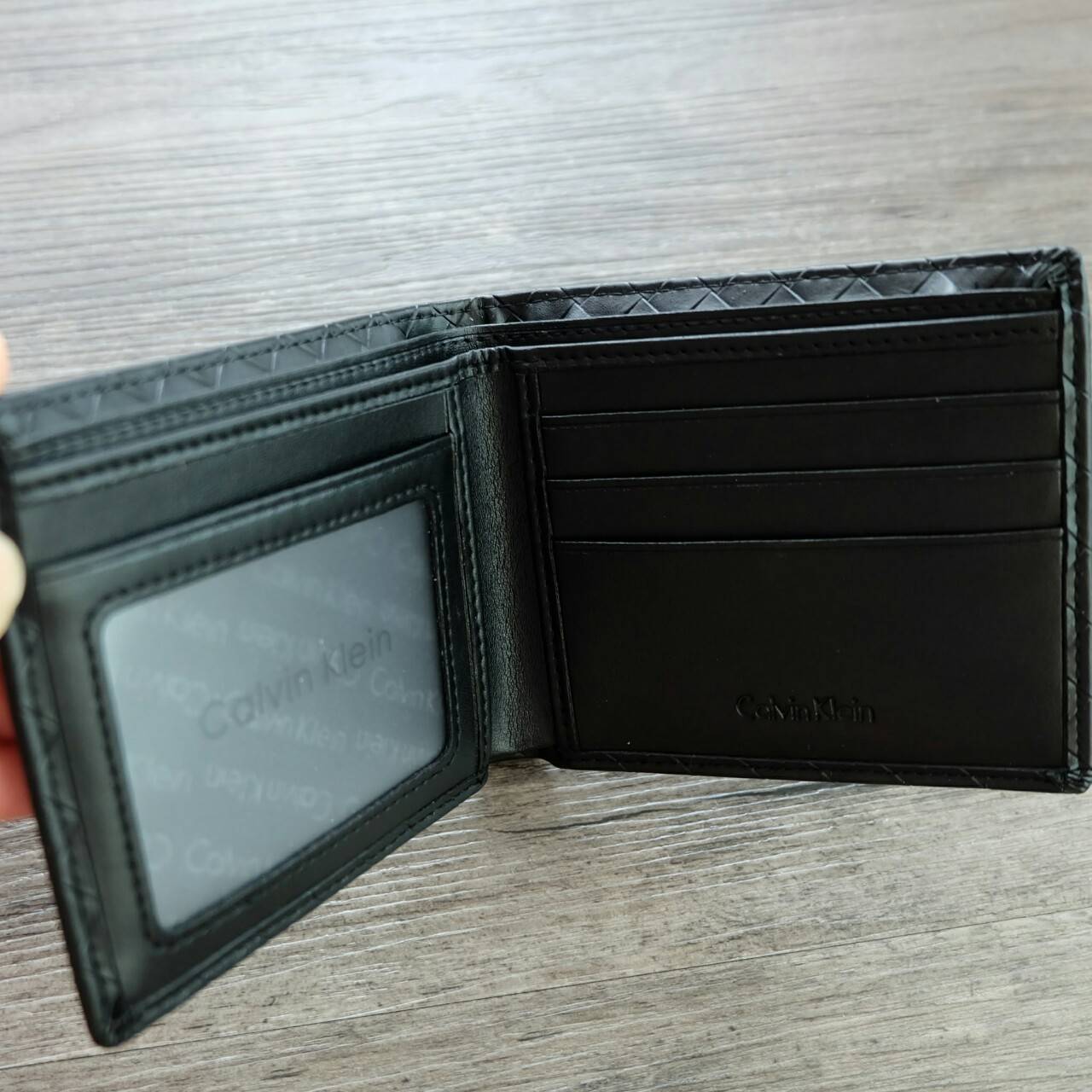 Calvin Klein Short Wallet กระเป๋าสตางค์ใบสั้น หนังลายสานรอบใบ ด้านหน้า ปั๊มแบรนด์ จะมอบเป็นของขวัญหรือใช้เองก็แนะนำค่ะ