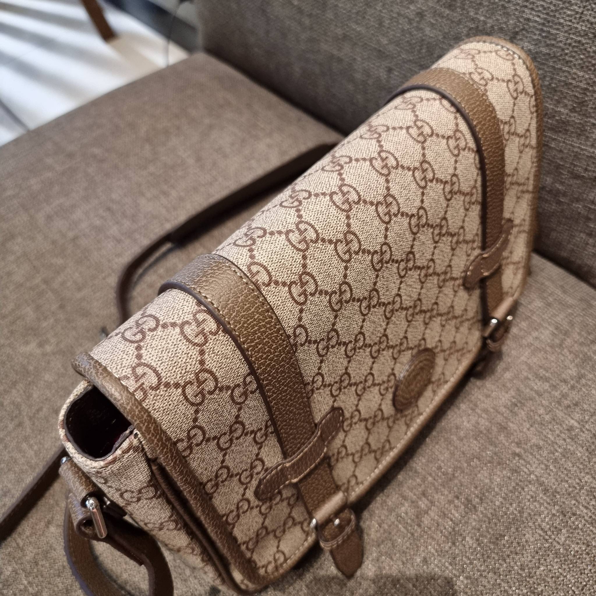 Gucci GG Supreme messenger bag GC MESSENGER VINTAGE BAG กระเป๋าสะพายข้างทรงแมสเซนเจอร์ ย้อนยุค ลุคผู้ดีแบบลูกคุณ ดีไซน์ unisex ใช้ได้ทั้งชายและหญิง พรีเมี่ยมกิ๊ฟวีไอพี วัสดุหนังแคนวาส ใช้งานง่ายด้วยฝาเปิดกระดุมแม่เหล็ก ด้านหลังมีช่องเก็บของจุกจิกได้ ภายใน