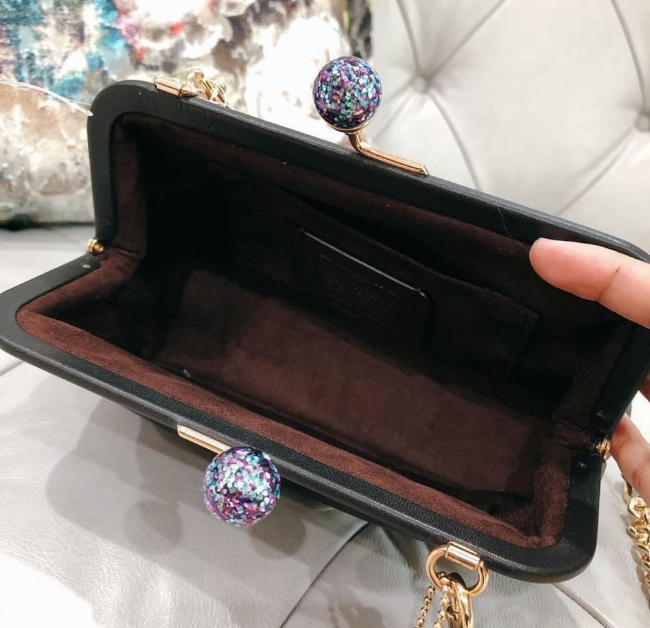 NORA KISSLOCK CROSSBODY (COACH C1451) ครอสบอดี้รุ่นนี้ น่ารักมากค่ะ ขนาดกำลังน่ารักเลยค่ะ ลูกคุณมากๆ ไม่เล็กและไม่ใหญ่มากเกินไป รุ่นนี้สามารถถอดสายสะพายได้ค่ะ ใส่ไอโพนตระกูลพลัสได้ ใส่กระเป๋าสตางค์ใบเล็กได้สบายๆเลยค่ะ