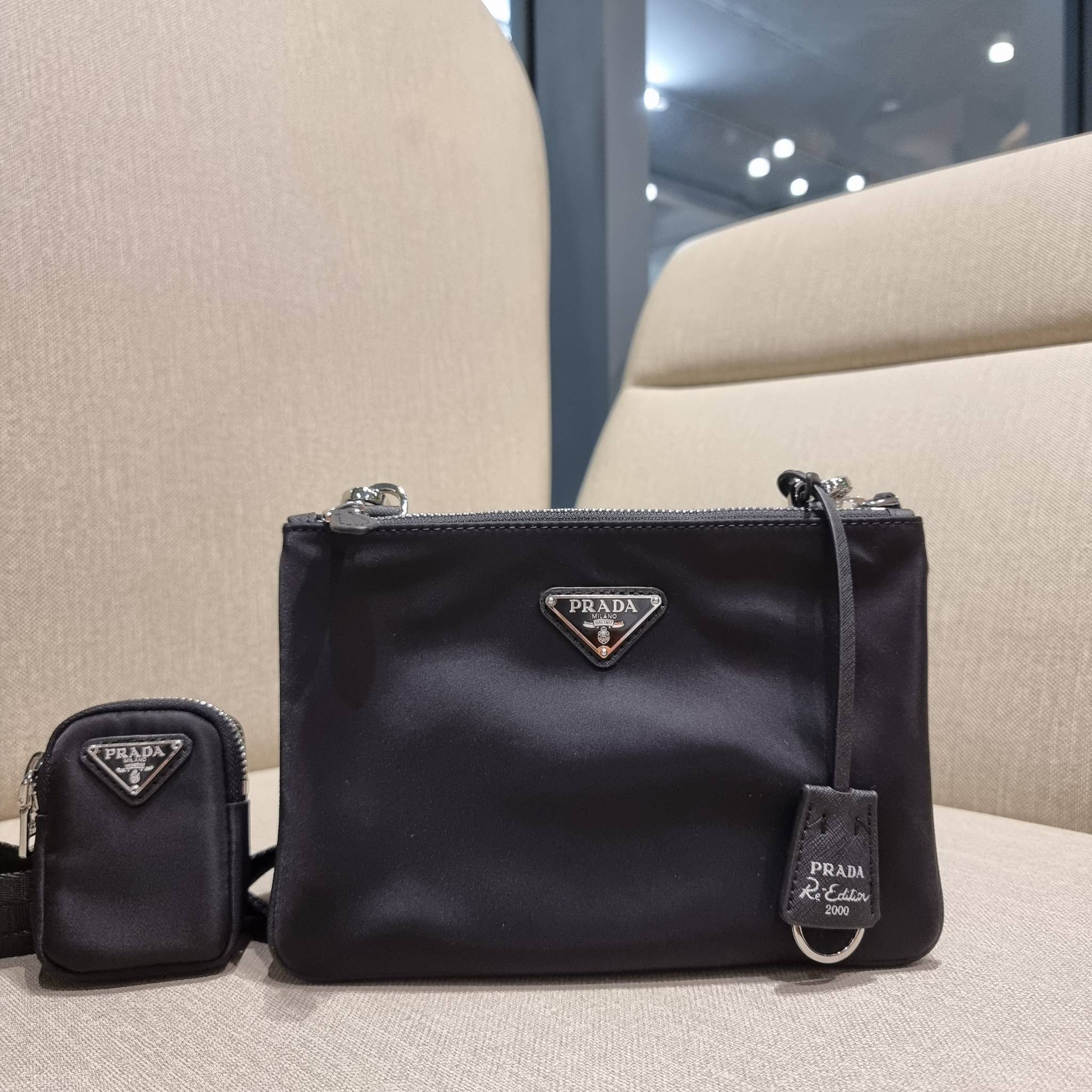 PRADA RE-EDITION 2000 RE-NYLON SHOULDER BAG ไอเท็มสุดโปรด unisex กระเป๋าสะพายข้าง ดีไซน์เรียบง่าย แต่มีความหรูในตัว รูปทรงพกพาสะดวก หยิบใช้ได้ในทุกๆวัน อีกหนึ่งคอลเลคชั่นขายดี วัสดุผ้าไนล่อนคุณภาพ พร้อมใบลูก ไว้ใส่เหรียญ ใส่กุญแจได้สารพัด เปิด-ปิดด้วยซิปห