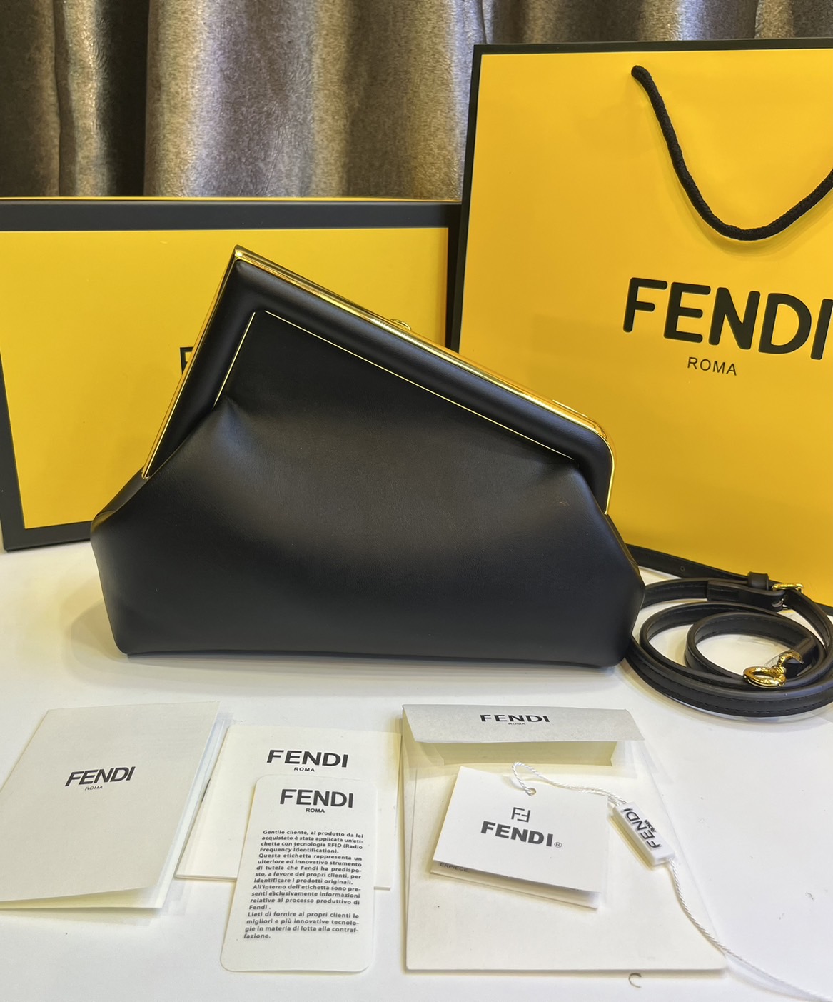 พร้อมส่ง 6 สี FENDI First Midi bag กระเป๋าทรงคลัชมาพร้อมสายสะพาย รูปลักษณ์สวยงามทันสมัย 🧡 เกรดออริจินอล 1:1 สลับแท้ ใช้งานต่างประเทศได้