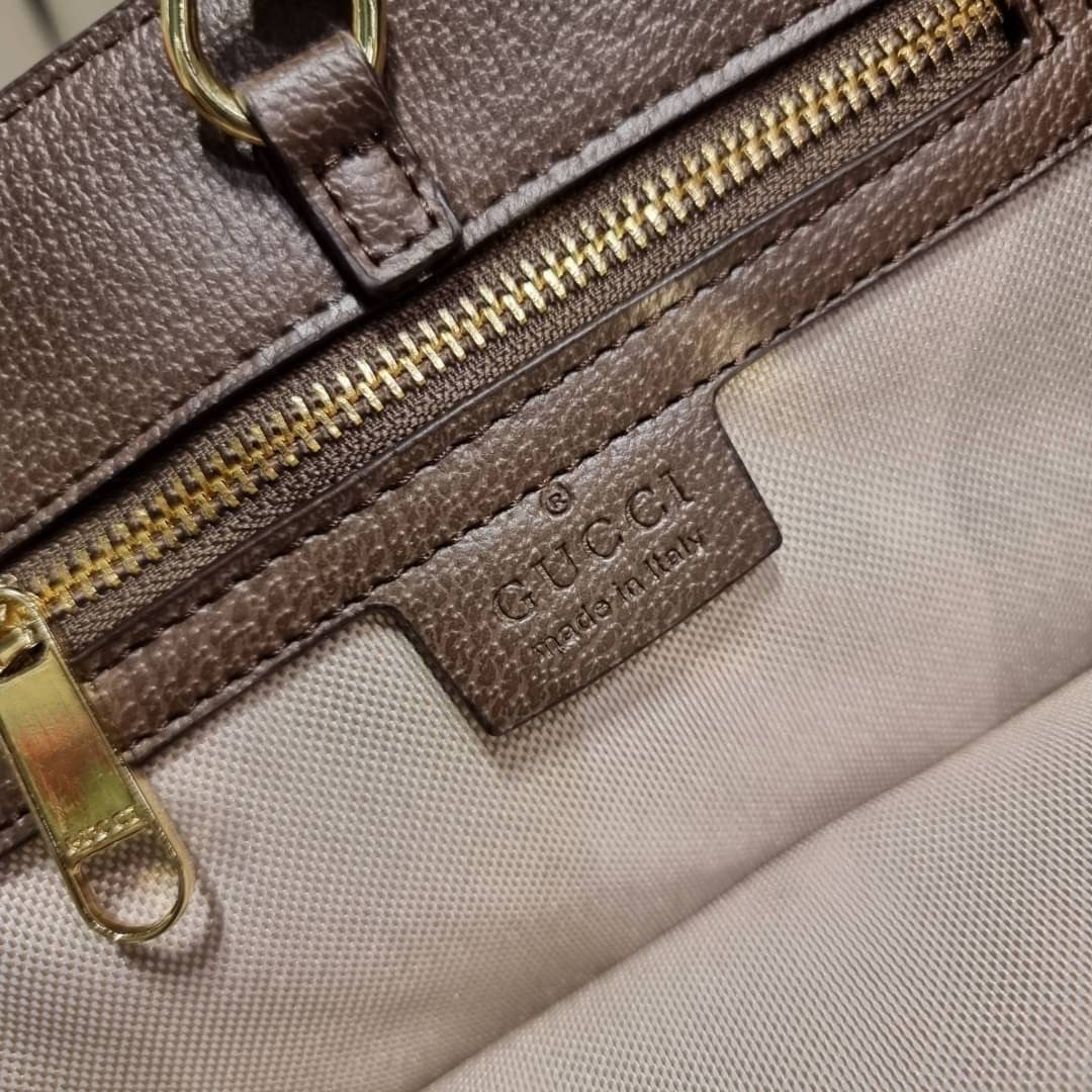 GUCCI Tiger GG small tote bag ใบใหญ่ อีกไอเท็มใหม่ ร้อนแรงไฟลุก!! ต้อนรับปีเสืออย่างเป็นทางการ จัดให้แบบเลิศๆ กับกระเป๋าทรงโท้ท วีไอพีพรีเมี่ยมกิ๊ฟ ไซส์ใหญ่ โดดเด่นด้วยลวดลายไม่ซ้ำใคร สวยเอกลักษณ์ วัสดุหนังแคนวาส ภายในโล่งกว้างมาก ใส่ของแบบแน่นๆ จุๆไปได้เ