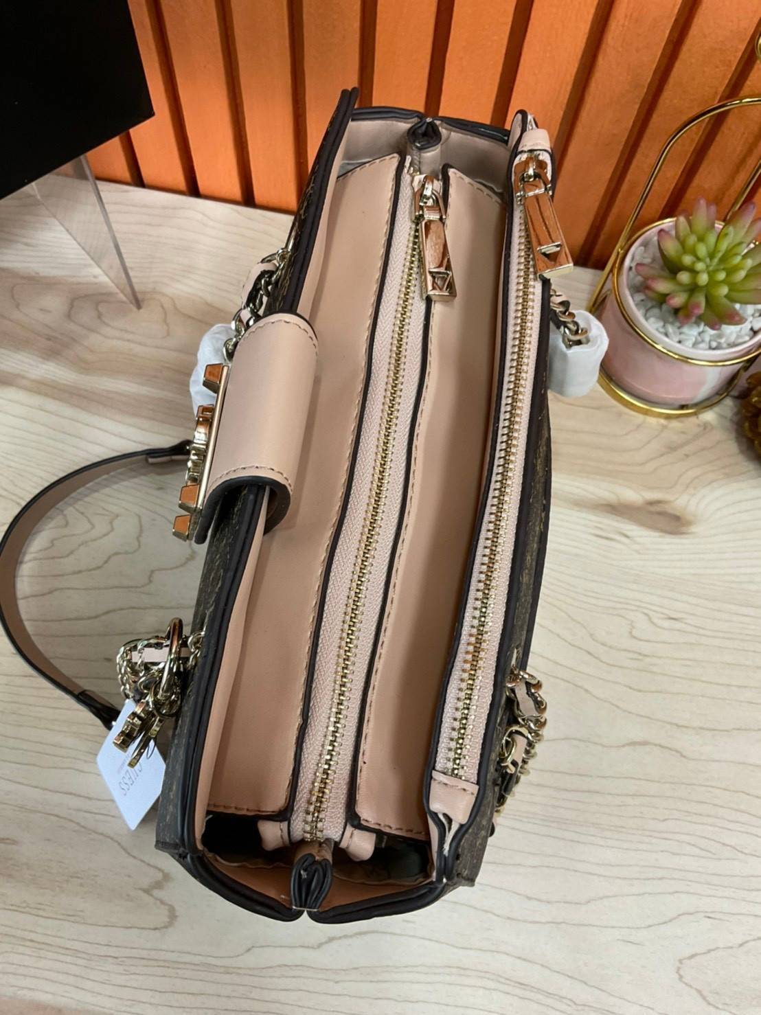 กระเป๋าสะพายไหล่ Guess Logo City Small Society Satchel กระเป๋าสะพายไหล่ ขนาดกำลังดี วัสดุ pu สวยอยู่ทรง มาพร้อมพวงกุญแจน่ารักๆ ถอดออกได้ ด้านหน้าประดับโลโก้แบรนด์ เปิดปิดด้วยซิป มี 2 ช่องหลักใช้งาน ภายในช่องซิปหน้าแยกเป็นสัดส่วนการใช้งาน ซิปช่อง 2 โล่งกว้