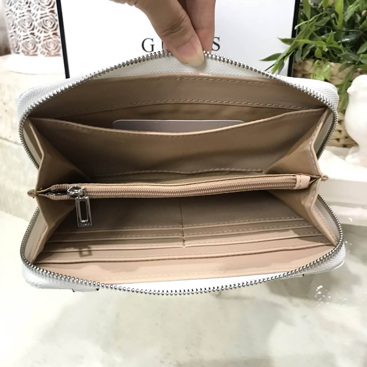 NEW ARRIVAL! GUESS FACTORY WOMEN'S LONG WALLET กระเป๋าสตางค์ใบยาวซิปรอบรุ่นหายาก! Signature Brand รอบใบ ด้านหน้าแต่งสายหนังคาดเหมือนเข็มขัดพร้อมประดับโลโก้แบรนด์อะไหล่เงิน ภายในมีช่องใส่ธนบัตร ช่องซิปกลางและช่องใส่บัตรหลายช่อง ใส่มือถือ iphone8+ ได้ 