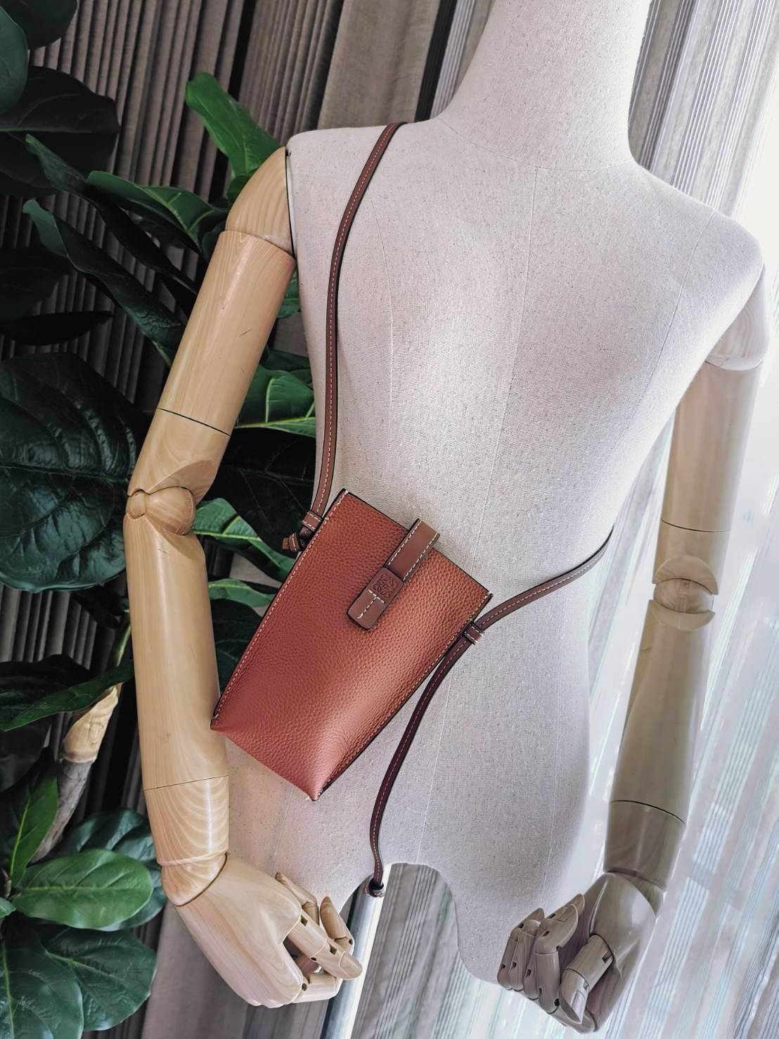 LOEWE MINI CROSSBODY BAG GIFT WITH PURCHASE (GWP) กระเป๋าสะพาย Limited จาก LOEWE วัสดุ Calfskin หนังแท้หนังสวยอยู่ทรงขนาดมินิดีไซน์มินิมอล ภายในโล่งใส่มือถือ บัตร ของจุกจิกได้ ด้านหลังมีช่องใส่ของ พร้อมสายหนังแท้คล้องคอได้ สะพายไหล่ Crossbody ได้ สายเลื่อ