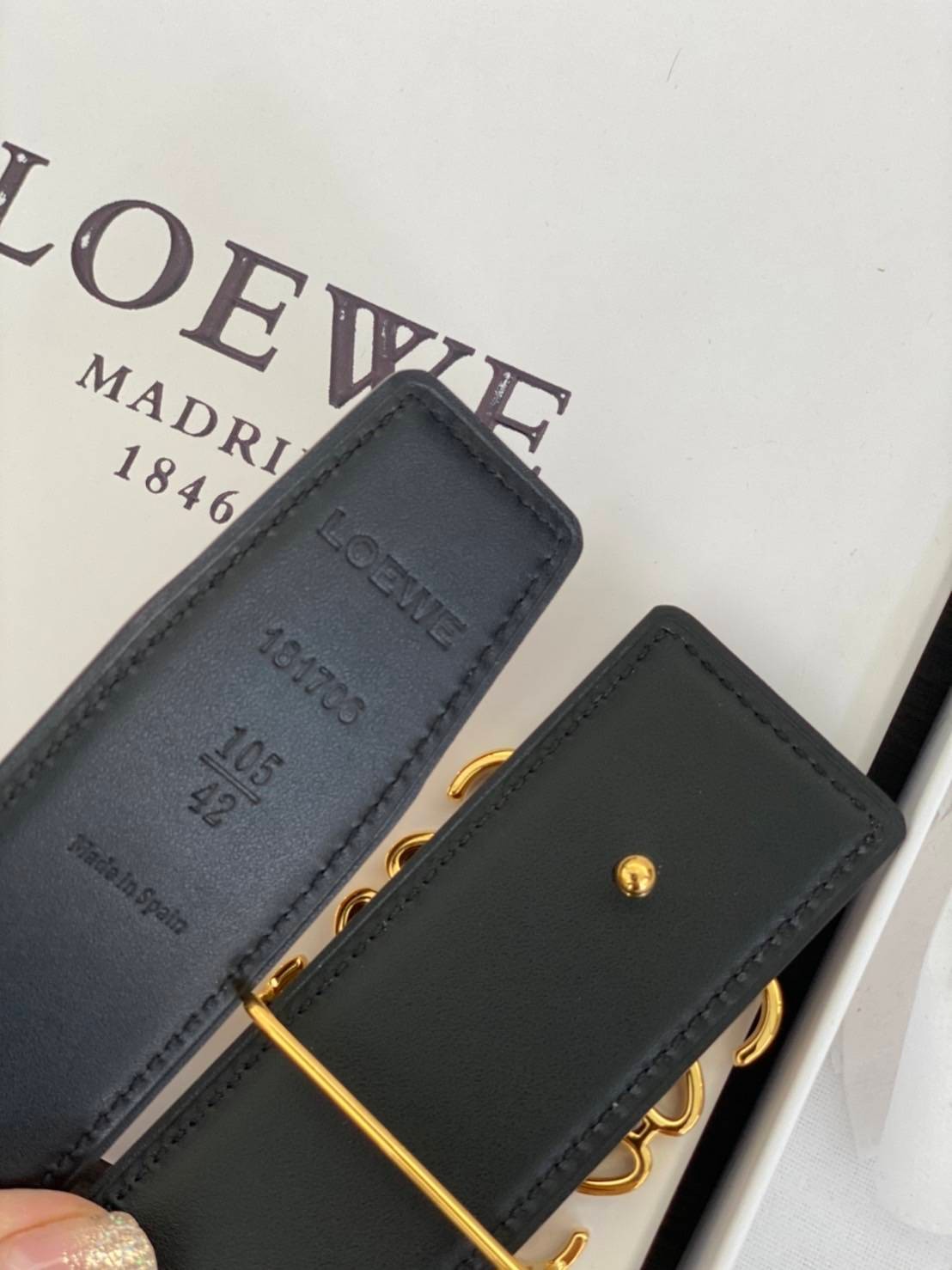 Loewe Belt / Loewe Anagram Leather Belt เข็มขัดโลเอเว่หนังแท้ สุดคลาสสิค วินเทจ เรียบง่าย ผู้ดี เป็นซิกเนเจอร์ ใช้งานเป็น everyday use ได้เลย วัสดุหนังแท้