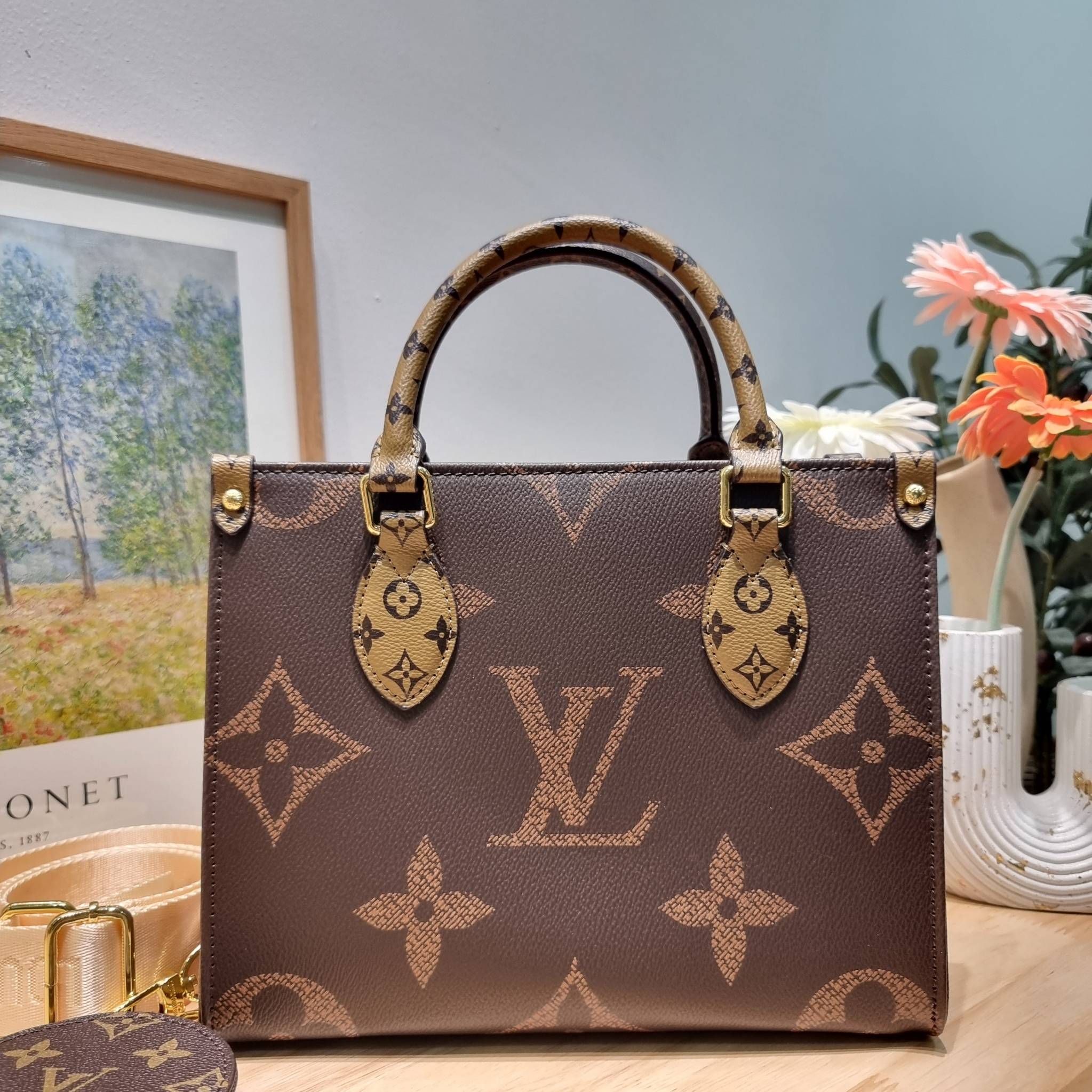 LV OnTheGo PM monogram tote bag / LV Tote Bag กระเป๋าทรงโท้ทที่ใครเห็นต้องเป็นคลั่งรัก ยอดฮิต คลาสสิค ผู้ดี หรูหราได้ทุกลุค ทุกสไตล์ มาพร้อมหูจับในตัว คล้องแขนก็ดูแพง หรือจะเกี่ยวสายครอสสะพายก็อัพลุคได้เลย