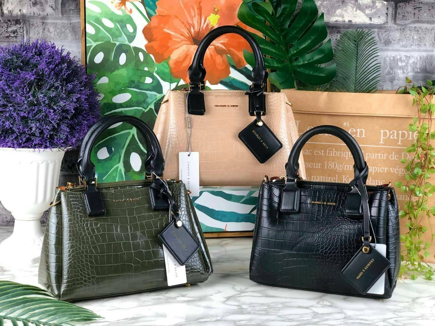 CHARLES & KEITH CROC-EFFECT STRUCTURE BAG กระเป๋าถือ/สะพายวางอยู่ทรง ตัวหนังกระเป๋าพิมพ์ลายจรเข้สวยมากๆ มีหมุดรองฐาน 4 มุม หูหิ้วพับลงได้ค่า เปิดปิดแบบกระดุมแม่เหล็ก แบ่งเป็น 3 ช่องใหญ่ เป็นช่องซิปตรงกลาง จุของได้ดี ใส่ ipad mini ได้นะค่า มีสายสะพายยาวแบบ