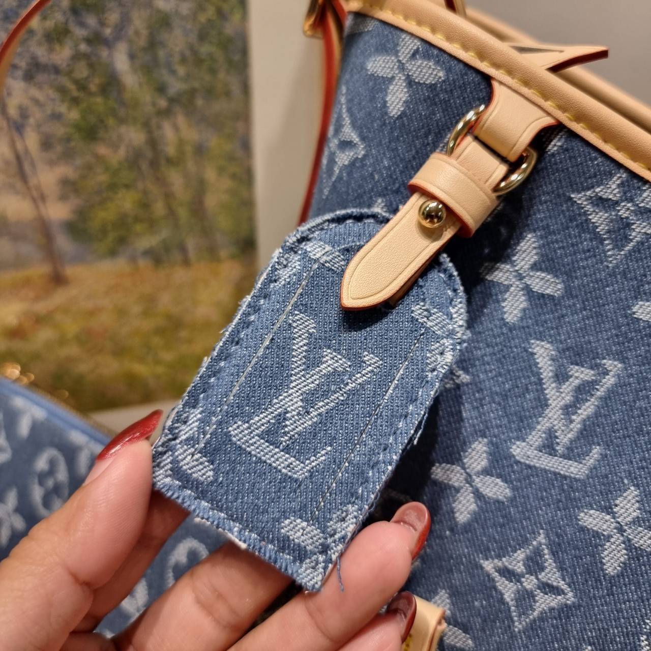 LV Monogram Denim Carry /LV CARRYALL DENIM BAG ใหม่ล่าสุด สไตล์เดนิมสุดชิค รุ่นลิมิเต็ดที่สาวๆตามหา กระเป๋าสะพายไหล่ทรงสวย ดีไซน์เรียบง่ายคลาสสิค หรู ดูผู้ดี รูปทรงใช้งานง่าย มาพร้อมใบลูก ไว้เก็บของจุกจิก