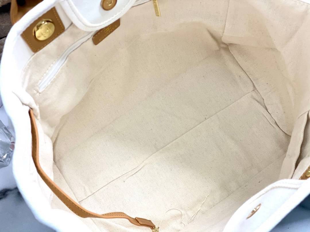 Chanel Shopping Bag VIP Gift denim canvas and leather กระเป๋าผ้าแคสวาส งานปักมุกหรูหรามาก เกินเรื่องมาก ดูแพงสุด!! งานแพงงานสวยจ้า ใบใหญ่จุใจใส่ของได้เยอะ ตามคำเรียกร้อง ถือชิคๆๆ เหมาะกับSummerสุดๆ มีใบเดียวจบ สวยหรูคุณนายสุดๆเลิศมากค่า