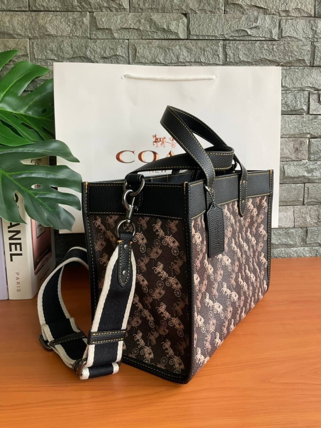 ของแท้ 💯% Coach Womens Field Tote 30 With Horse And Carriage Print V5/Brown Black กระเป๋าทรง Tote Print ลายโลโก้แบรนด์รถม้า สวยหรูดูคลาสสิก