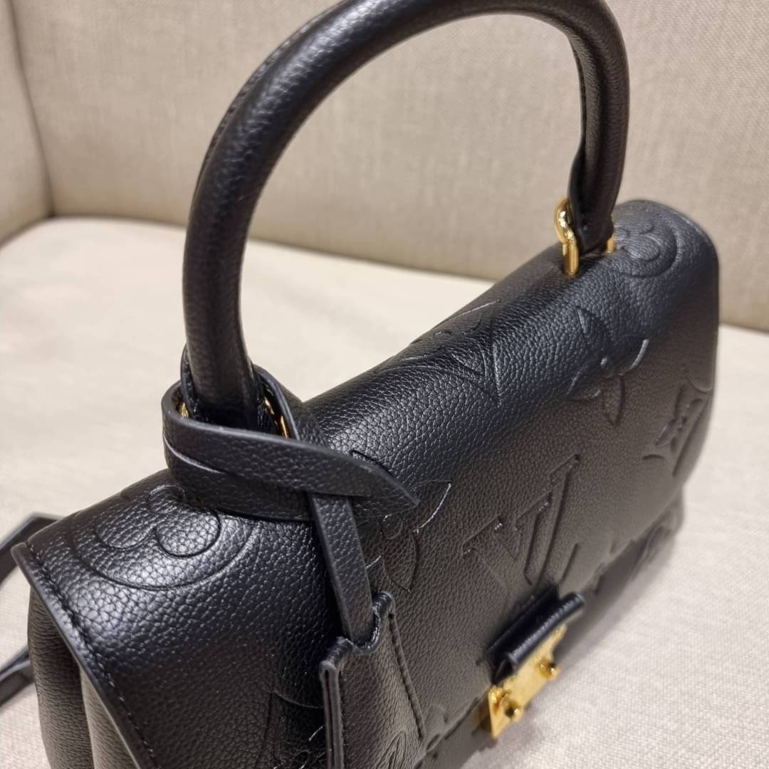 VIP 🥂 LV MADELEINE BAG ใหม่ล่าสุด อีกหนึ่งรุ่นคลาสสิคหายาก ที่สาวๆรอคอย กระเป๋าถือ/สะพายข้าง ดีไซน์เรียบง่าย แต่เต็มไปด้วยดีเทลความหรู วัสดุหนังวัวปั๊มลายเอกลักษณ์ เปิด‐ปิดด้วยอะไหล่กดล็อคสีทองหรู และมีพวงหนังห้อยพิเศษแถมมาให้ด้วย ภายในแบ่งสัดส่วน