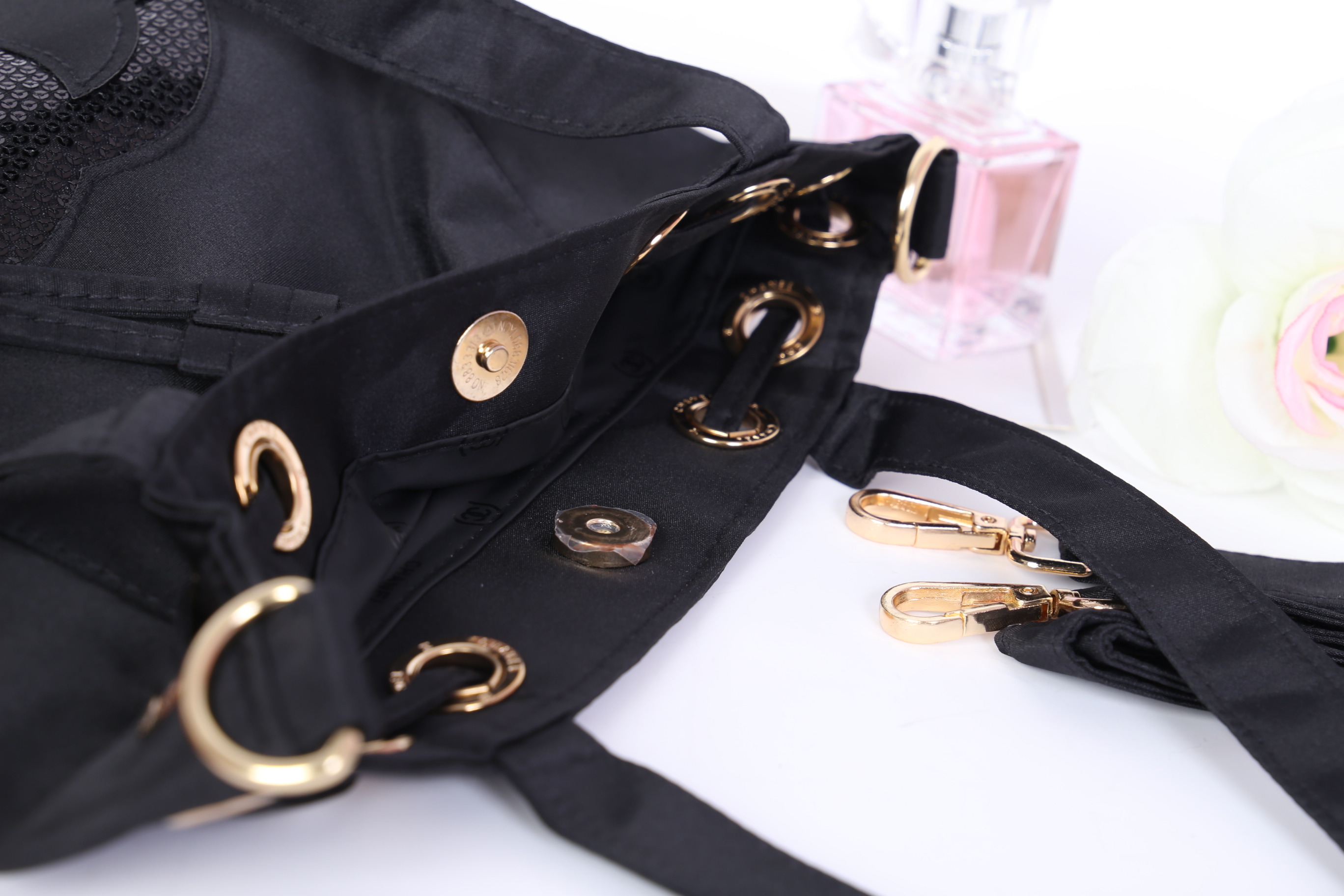 Chanel Drawstring Cross-body Bag (2017) วัสดุ (Material) : Nylon กระเป๋าจากแบรนด์ chanel รุ่นใหม่ปี 2017 มาแล้วค่า ไม่ต้องบรรยายดูจากรูปได้เลย สวยมาก ได้ลุคคุณหนูมากกก ตรงอะไหล่ทองปั๊มโลโก้ อย่างดี เป็นทรงกระดุมแม่เหล็กค่ะ