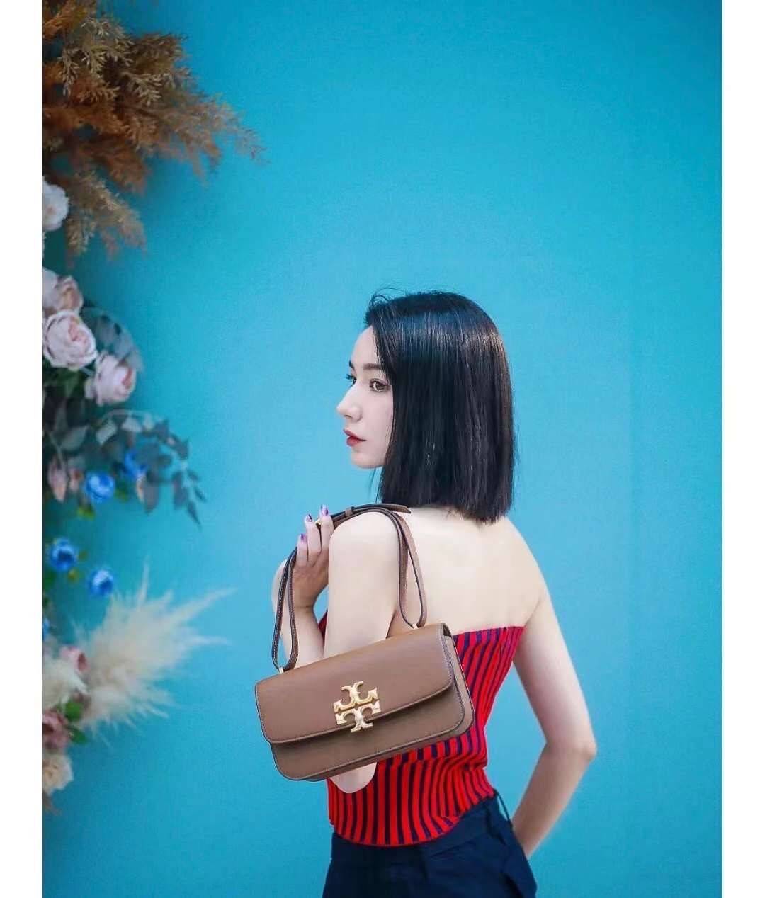 TORY BURCH ELEANOR CONVERTIBLE SHOULDER BAG ((89644)) รุ่นใหม่ สวยตามคนดังเซเลบกันเลยค่า! พร้อมส่ง ห้ามพลาดก่อนหมด ต้องมีติดตัวสักใบค่า กระเป๋าหิ้ว//คล้องไหล่ หรือสะพายข้างได้ หนังแท้เรียบ ผิวลื่น หรูมากๆสำหรับรุ่นนี้ เปิด-ปิดกระเป๋าแบบแม่เหล็กโลโก้แบรนด์