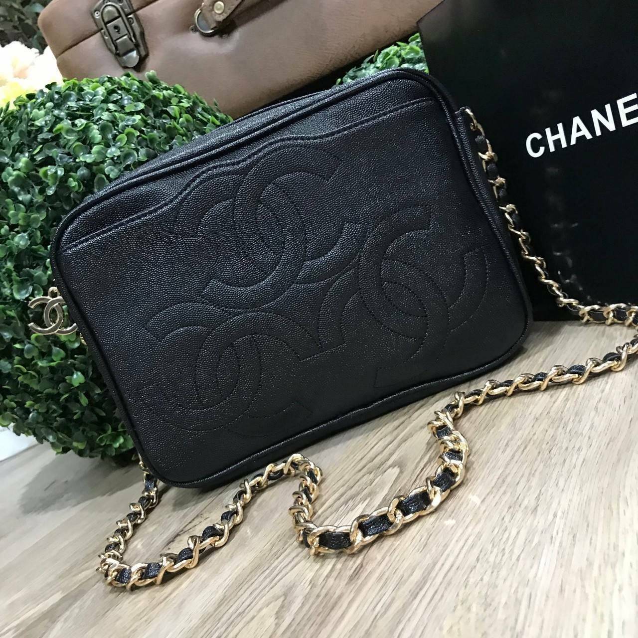 CHANEL chain caviar crossbody bag / Chanel Shoulder Bag With Chain กระเป๋าสะพายข้าง วัสดุหนังลายคาเวียร์ อะไหล่ทอง ด้านหน้ามี 1 ช่องโล่งใส่ Ipad ได้ ด้านหน้าเย็บโลโก้แบรนด์ สวยหรูมากๆ ค่ะ