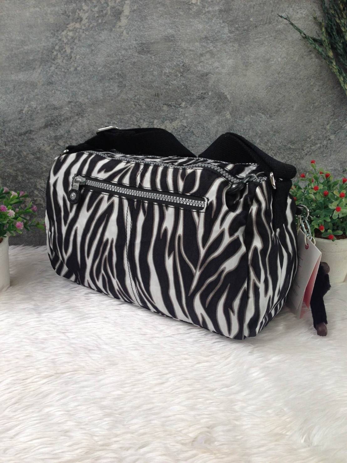 🎄กระเป๋าสะพาย KIPLING รุ่น Reth วัสดุไนล่อนคุณภาพดี มาพร้อมดีไซน์ทันสมัย และสามารถใช้งานได้อย่างดี เข้ากับทุกการแต่งตัว โดดเด่นด้วยพื้นที่ภายในและช่องต่างๆ ที่ให้คุณจัดเก็บของสำคัญได้ครบถ้วน ไม่ว่าจะเป็นมือถือ ปากกา หรือไอเท็มจำเป็นของคุณ สายสามาร