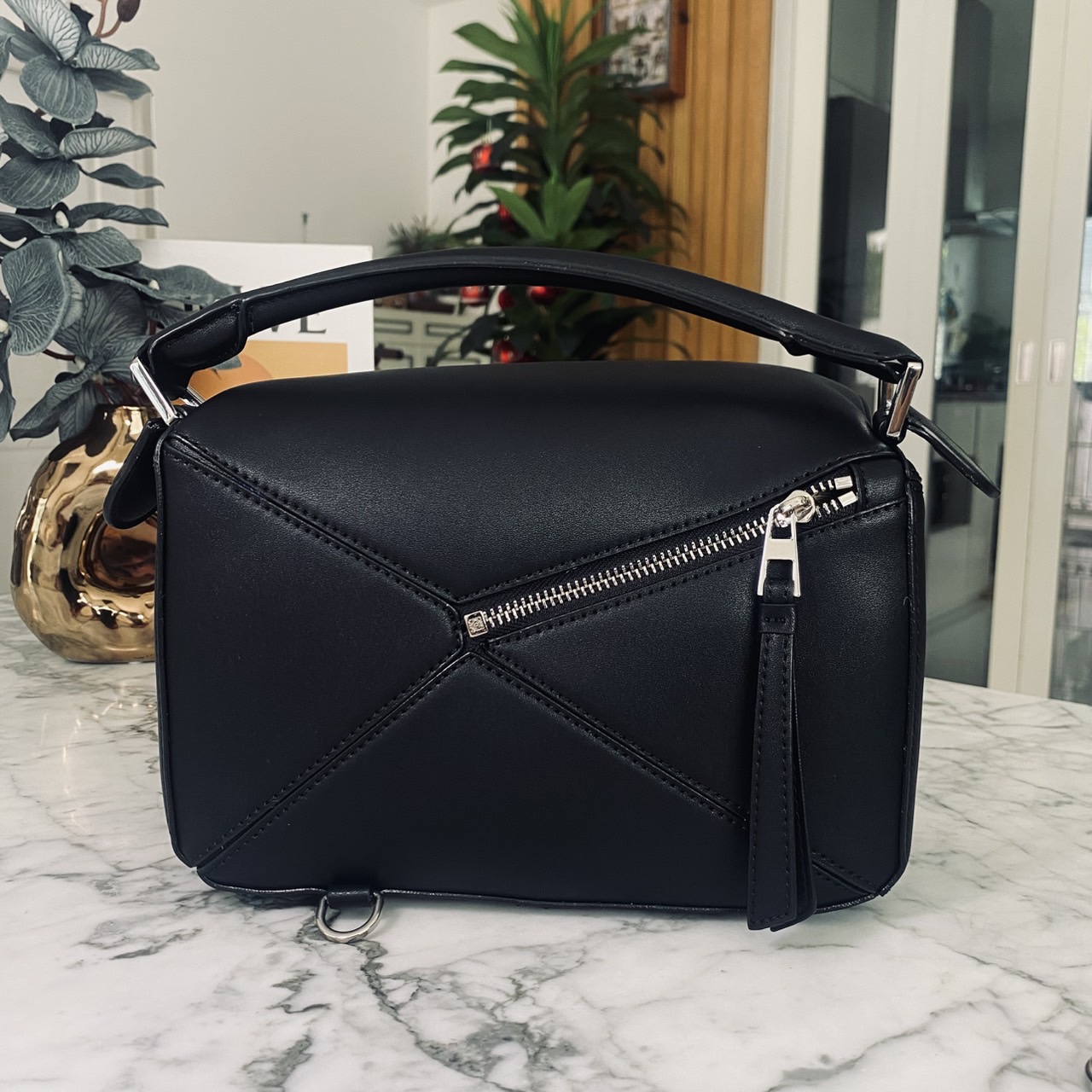 LOEWE Puzzle bag in smooth leather กระเป๋าสะพายทรงกล่องเรียบแต่หรูคูลและเท่ห์ สุดยอดแบรนด์ที่ดีไซน์เป็นเอกลักษณ์ โดดเด่น สไตล์พัซเซิล ใช้ได้ทั้งชายหญิง