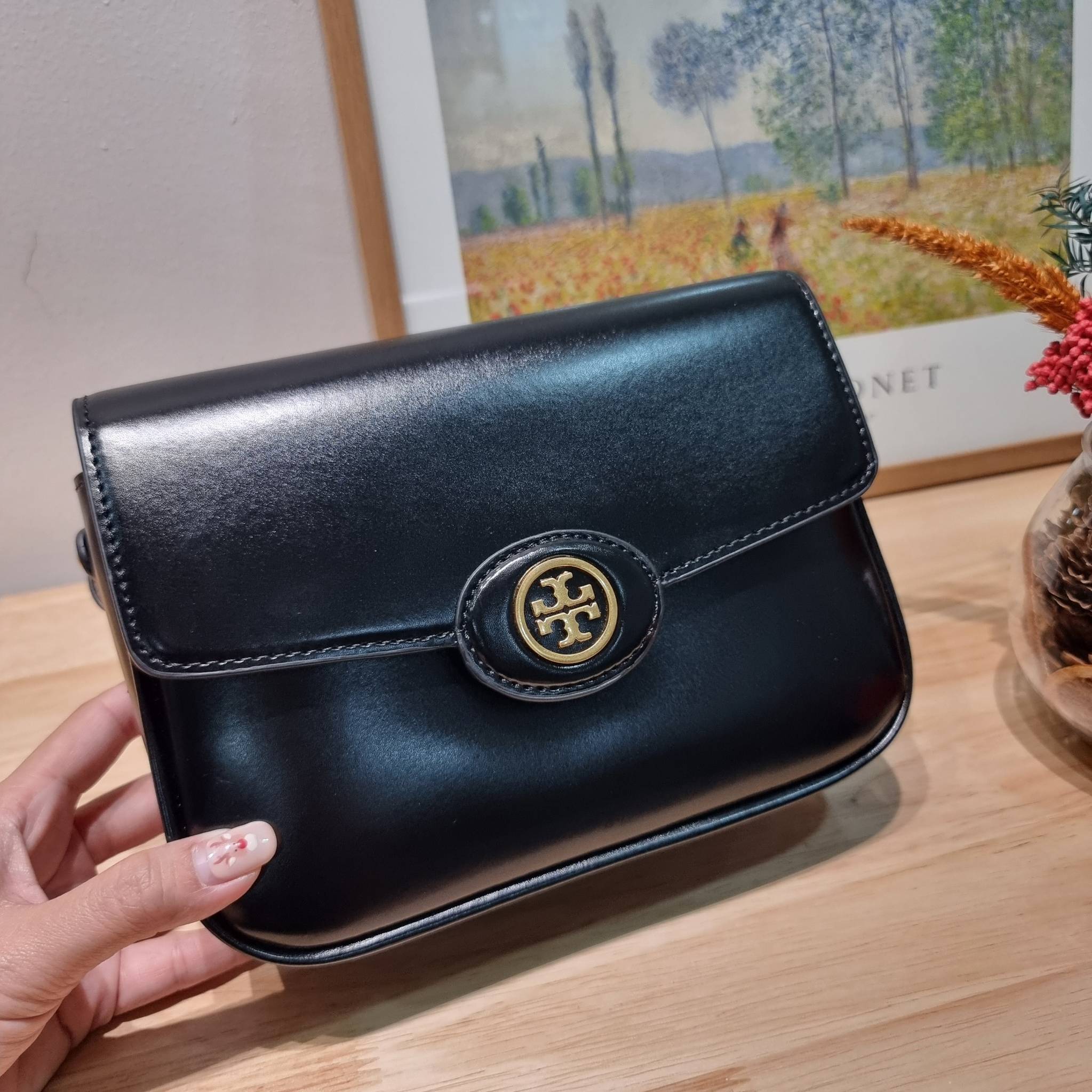 TORY BURCH ROBINSON SPAZZOLATO CONVERTIBLE SHOULDER BAG คอลเลคชั่นใหม่ สวยก่อนใคร ในราคาสุดคุ้ม! กับกระเป๋าสะพายไหล่ ดีไซน์สุดหรู หนังแก้วเงาสวยคม สีผู้ดี รูปทรงใช้งานได้ทุกลุค