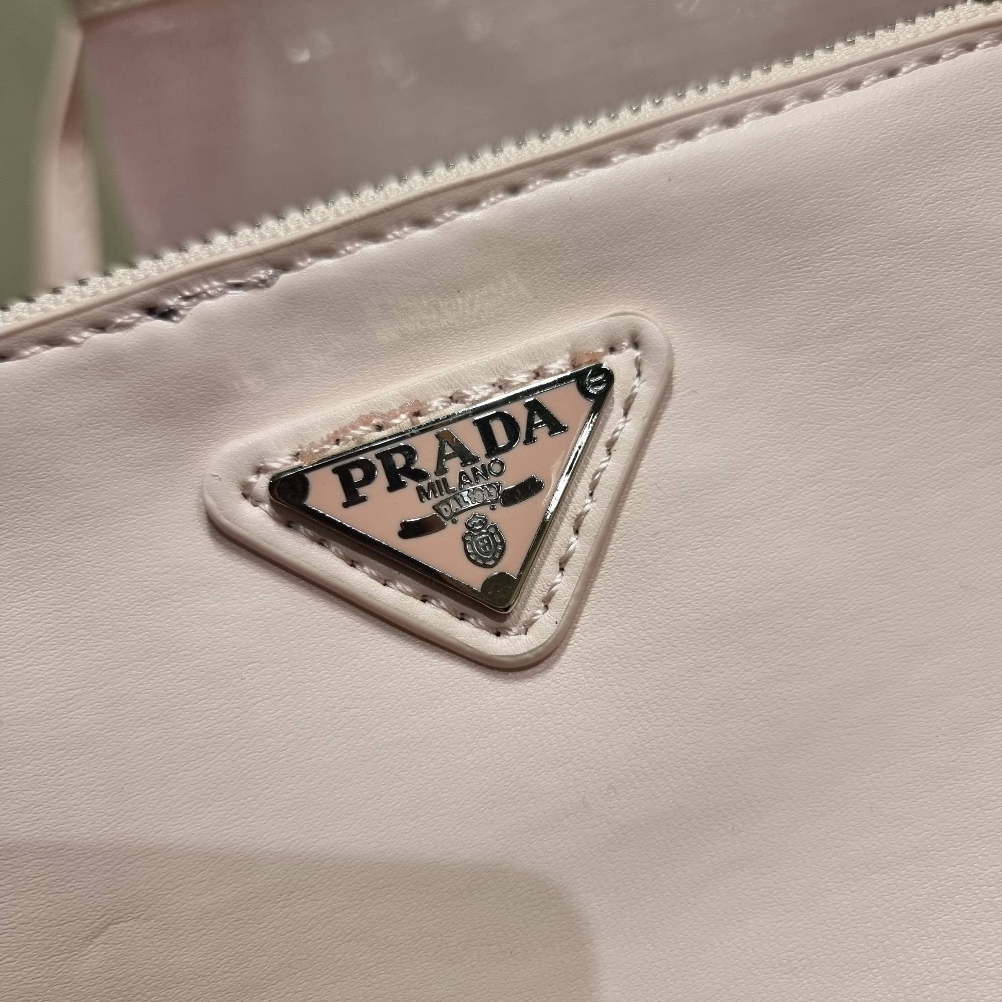 PRADA SMALL SEQUINED MESH TOTE BAG เอาใจสายแฟอีกครั้ง!! กระเป๋าทรงโท้ท ขนาดเล็ก ที่มีดีเทลฝีมือ ด้วยการเรียงร้อยแผ่นเลื่อมเป็นตาข่ายรอบใบ ตัดขอบด้วยหนังสังเคราะห์ พิเศษพร้อมใบลูกให้ด้วย ทรงใช้งานง่าย ภายในโล่งกว้าง ถือไปเรียน ไปเที่ยว ไปทำงาน พกพาง่ายสุดๆ