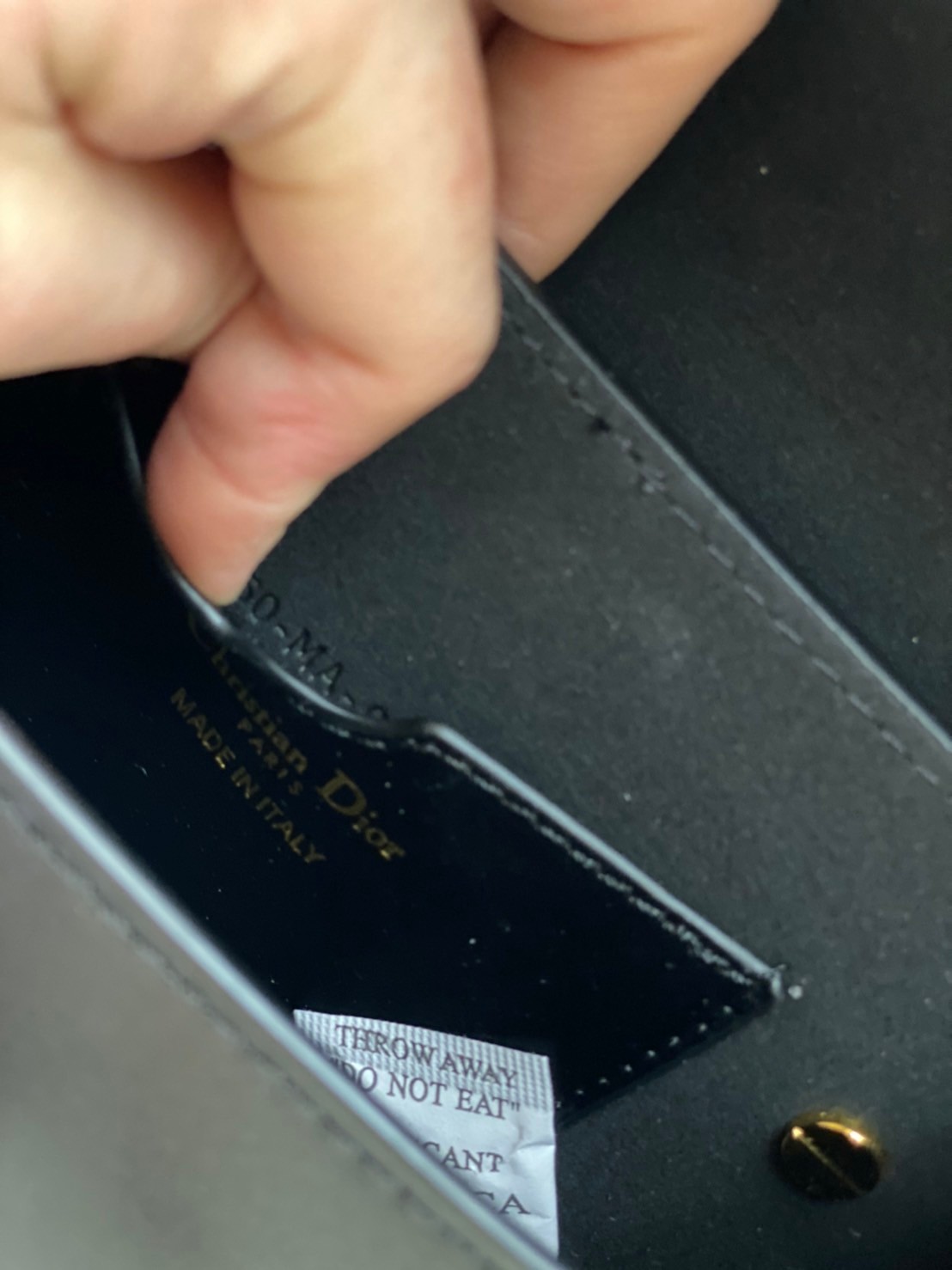 หนังแท้ DIOR BOBBY EAST-WEST BAG พร้อมส่งที่ไทย งานหนังแท้ทั้งใบเกรดออริจินอล ภาพสินค้าถ่ายจากงานขายจริง ใช้งานต่างประเทศได้ รุ่นใหม่ในฤดูกาลนี้ เพิ่มความทันสมัยให้กับซิลลูเอทของ Hobo ผ่านเส้นสายที่สง่างามและสัดส่วนที่กลมกลืนกัน สไตล์หนังลูกวัว โดดเด่นด้ว