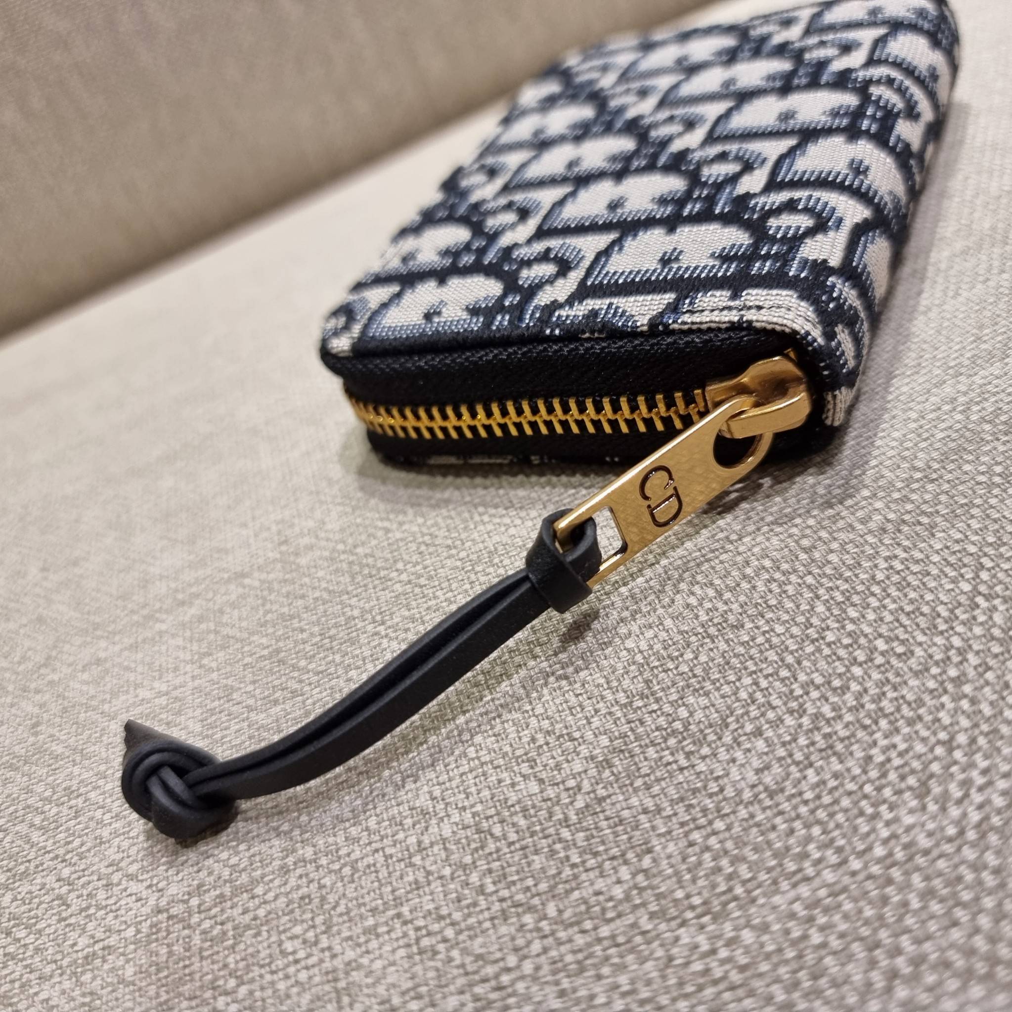 VIP 】CD ZIP AROUND SHORT WALLET WITH GWP กระเป๋าสตางค์ใบสั้นซิปรอบ พรีเมี่ยมกิ๊ฟจากเคาน์เตอร์ วัสดุผ้าแคนวาสปักลาย สลับหนังแท้ภายใน ดีไซน์เรียบหรู ผู้ดีที่สุด!! ภายในมีช่องใส่บัตร ใส่ธนบัตรได้ (แบบพับ) หรือจะพกไว้ใส่เหรียญ สะดวกใช้มากๆ มาพร้อม box set ในร