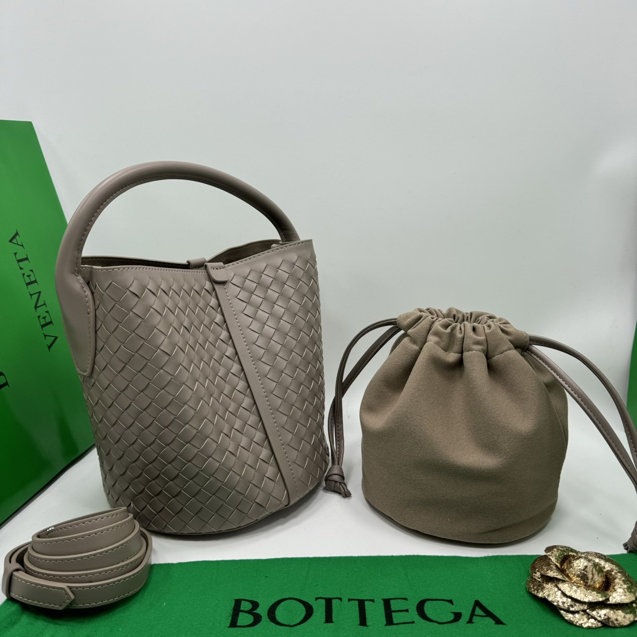 BOTTEGA MINI CABAT LEATHER TOTE BAG 19cm กระเป๋าสะพายขนาดมินิ พร้อมใบลูก ดีไซส์สานเป็นเอกลักษณ์ หนัง nappa นิ่มสวยงาม
