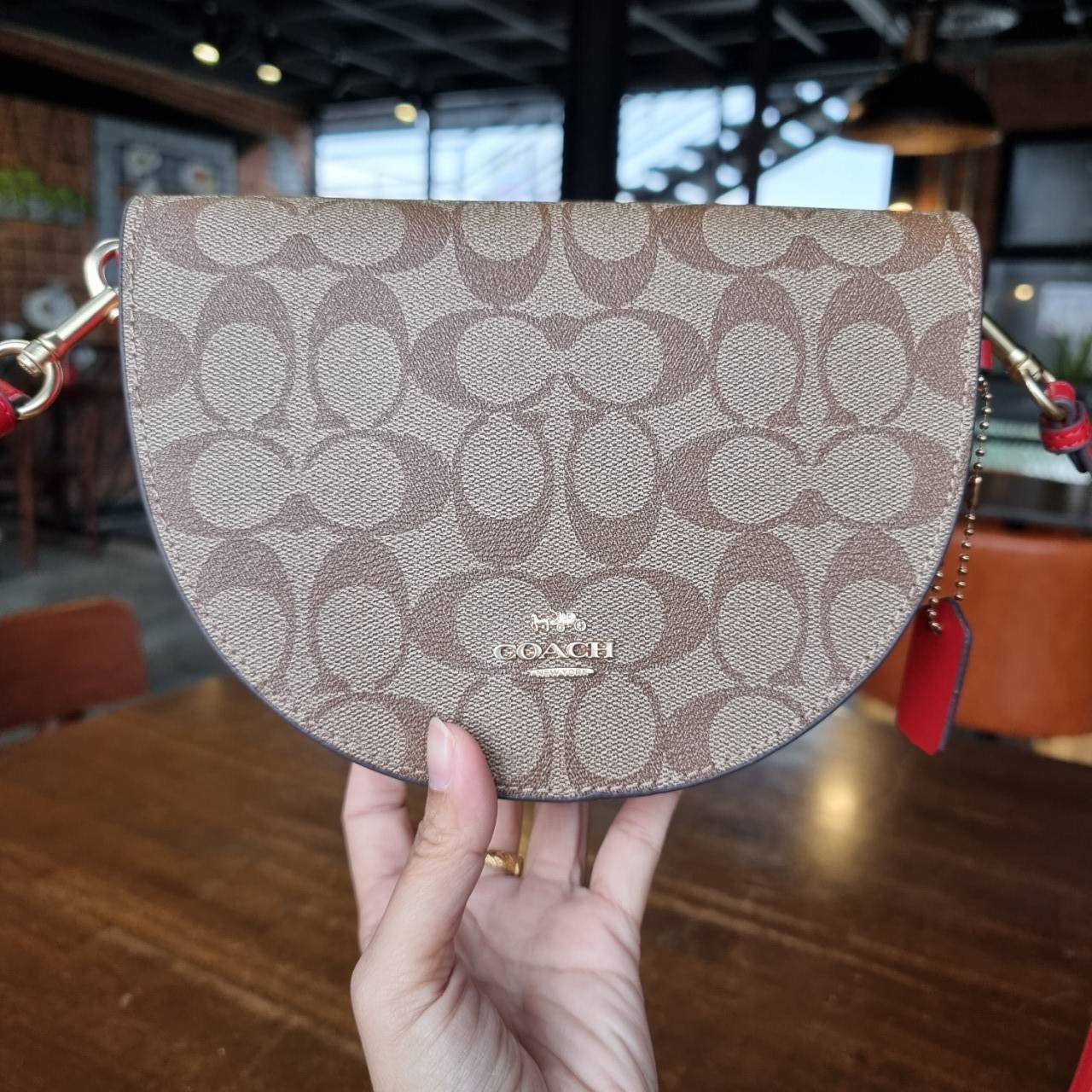 ของแท้ 💯% COACH C1430 ELLEN CROSSBODY IN SIGNATURE CANVAS กระเป๋าสะพายดีไซน์สุดเก๋ ดูดีไม่ซ้ำใคร ทรงสวยลายคลาสสิค วัสดุหนังแคนวาสเคลือบลาย ตัวขอบกระเป๋าเป็นหนังแท้