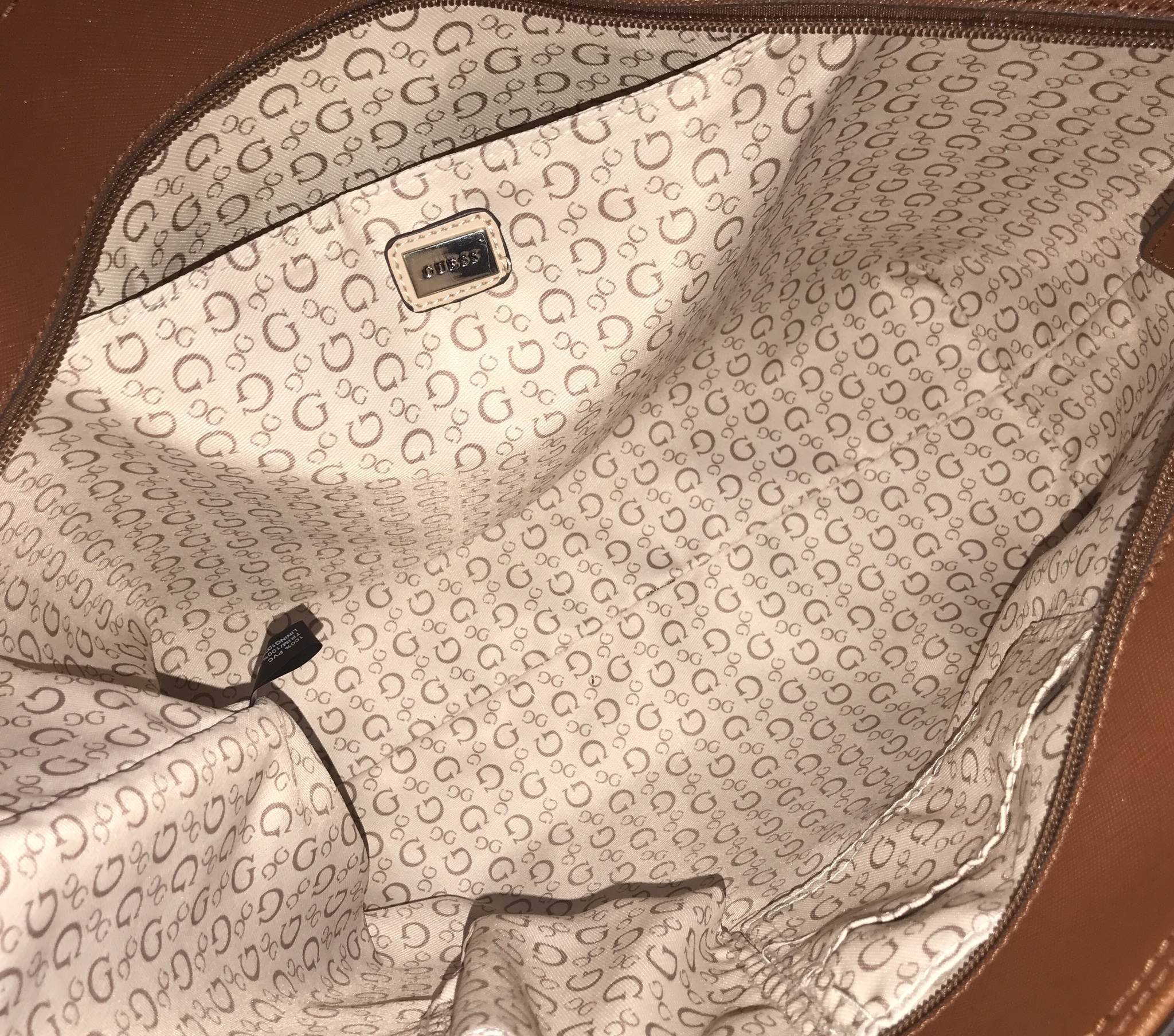 ReStock! พร้อมส่งดำ/น้ำตาลค่ะ GUESS SAFFIANO SHOPPER BAG กระเป๋าสะพายทรง Tote จากแบร์น GUESS วัสดุหนัง Saffiano สวยอยู่ทรงสไตล์ PRADA ขนาดใหญ่ น้ำหนักเบา ด้านหน้าปั้มโลโก้แบรนด์ พร้อมห้อย TAG โลโก้อะไหล่ตัว G และรูปหัวใจที่หูกระเป๋าถอดเเยกใช้ได้ เปิดปิดด้