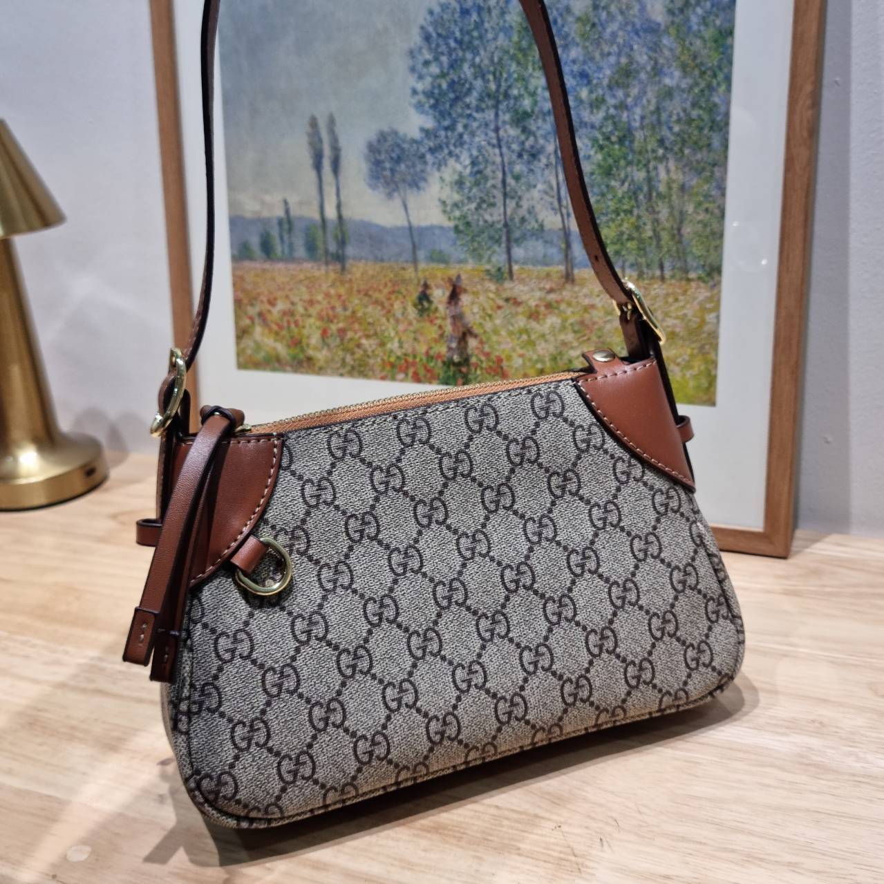 GUCCI GG emblem small shoulder bag กระเป๋าสะพายทรงพอช ขนาดน่ารักมากๆ ทรงสวยคลาสสิค เทรนด์กระเป๋าปุ๊กปิ๊กมาแรงมาก