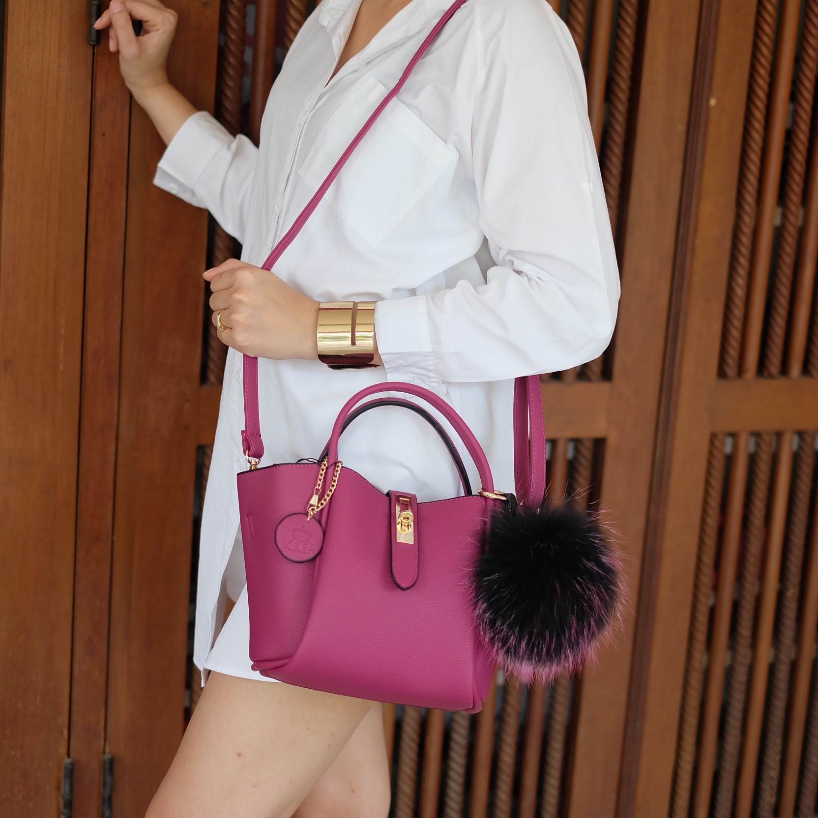 โฉมใหม่ ไฉไลกว่าเดิม 🌈everyday keep handbag 👑สวย หรู เวอร์วัง อีกแล้วค่า 👍 กระเป๋า ถือ//สะพายข้าง หนังสวยๆ มาพร้อมพวงกุญแจ ปอมปอม ฟรุ้งฟริ้ง ขนเฟอร์แท้ ยิ่งใช้ยิ่งฟูสวย น่ารักมาก เข้ากับกระเป๋าคะอย่างดี กระเป๋า เนื้อนิ่มหนา อยู่ทรง