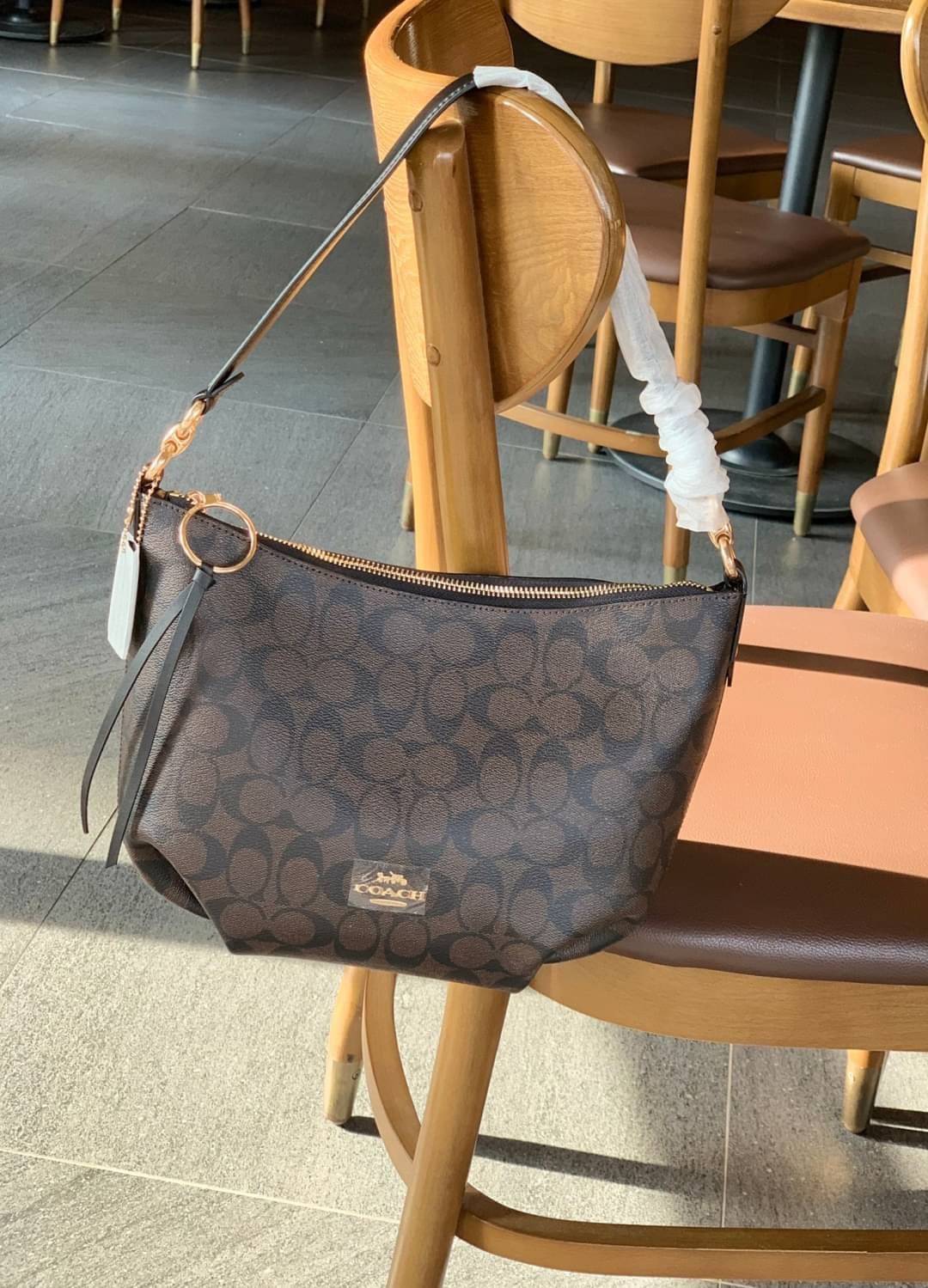 OUTLET 】ปรับราคาลง ได้ไปไม่ผิดหวังแน่นอนจ้าา💥 Coach Pebble Leather Small Skylar Hobo Shoulder Bag((90738)) พร้อมส่งที่ไทย ล่าสุด! กระเป๋าหิ้ว//สะพายข้างได้ ทรงน่ารัก ละมุน หนังแท้ หนังนิ่มมือดีมาก หลงรักแน่นอนค่าา! เปิดปิดกระเป๋าแบบซิปมีพู่ห้อย ใช