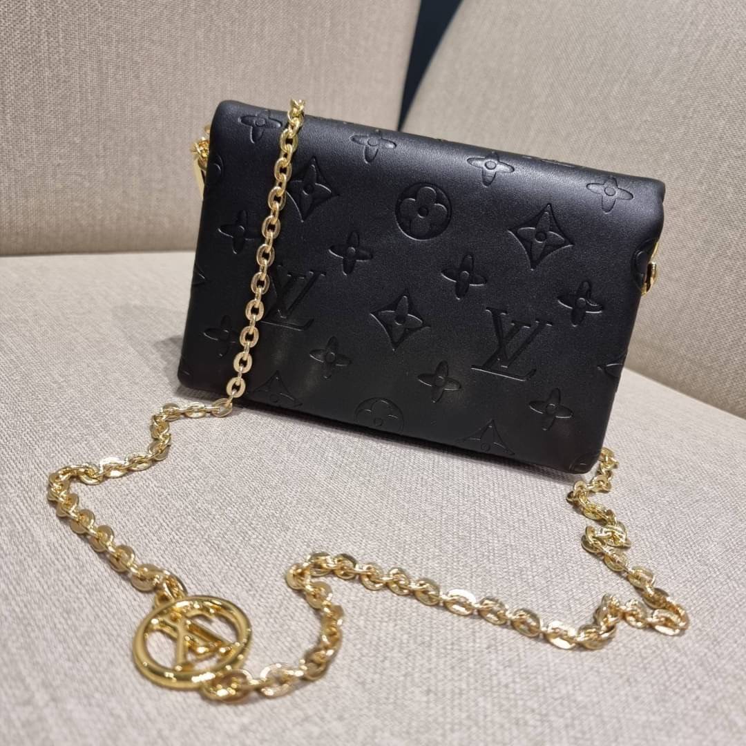VIP 🥂 LV POCHETTE COUSSIN กระเป๋าสะพายกึ่งคลัชท์ ไซส์มินิ น่ารักมากๆ สุดหรูด้วยวัสดุหนังแกะปั๊มลายสวยคม ฟูนุ่ม สัมผัสดี มาพร้อมสายโซ่ใหญ่ในตัว ดูแพง!! และสายโซ่เล็กสะพายข้างได้กำลังสวย เปิด-ปิดด้วยกระดุมแม่เหล็ก ภานในเป็นช่องโล่ง แบ่งสัดส่วน ใส่ขอ