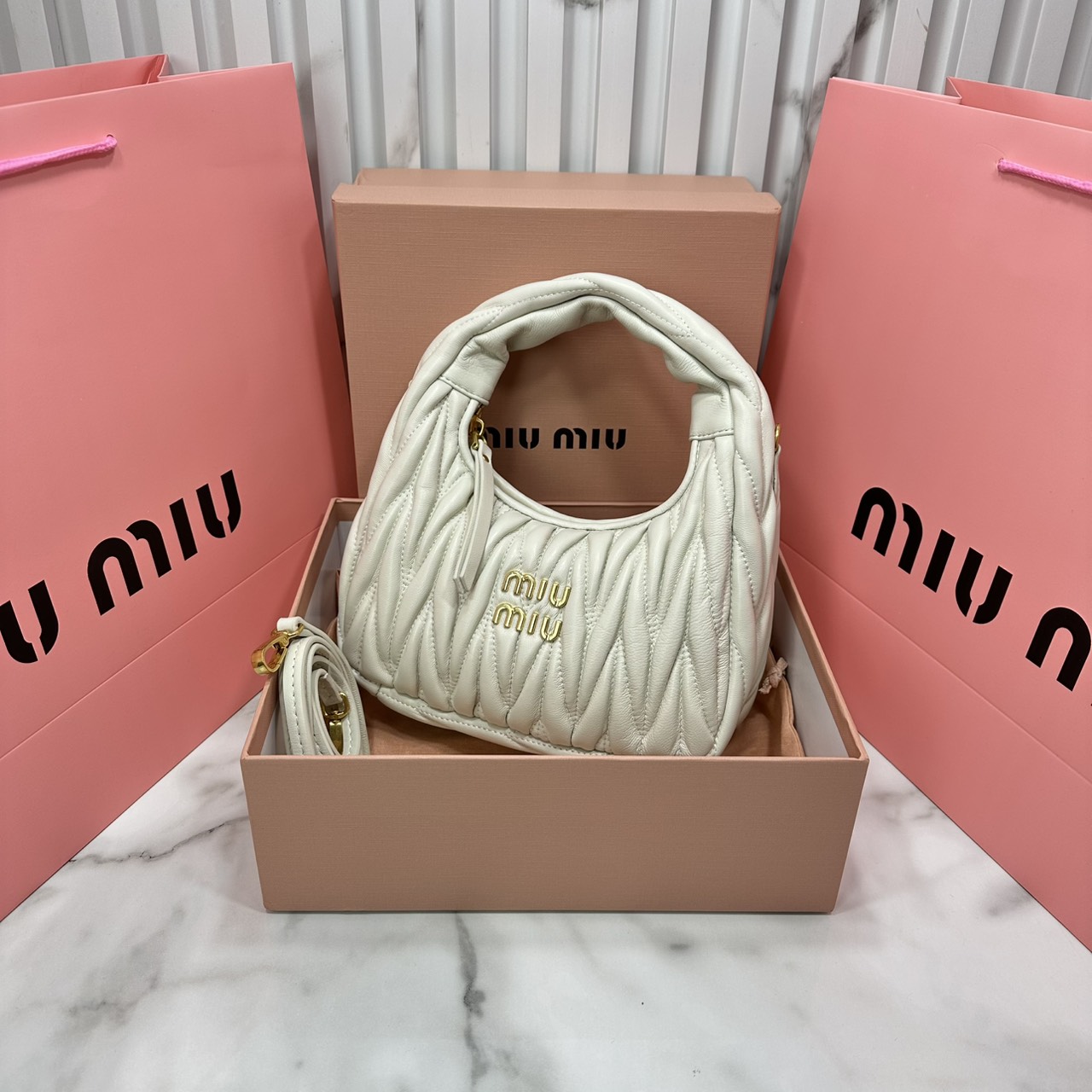 ORI หนังแท้ | MIU MIU Wander matelassé nappa leather hobo bag Small 22cm กระเป๋าสะพายทรงโฮโบ คิ้วท์สุดปัง ลุคลูกคุณหรูหราด้วยดีไซน์จับจีบนูนลวดลายเป็นเอกลักษณ์ หูจับในตัว ถือแบบเลิศๆ หรือจะใส่สายสะพายข้างก็ได้อีกลุค