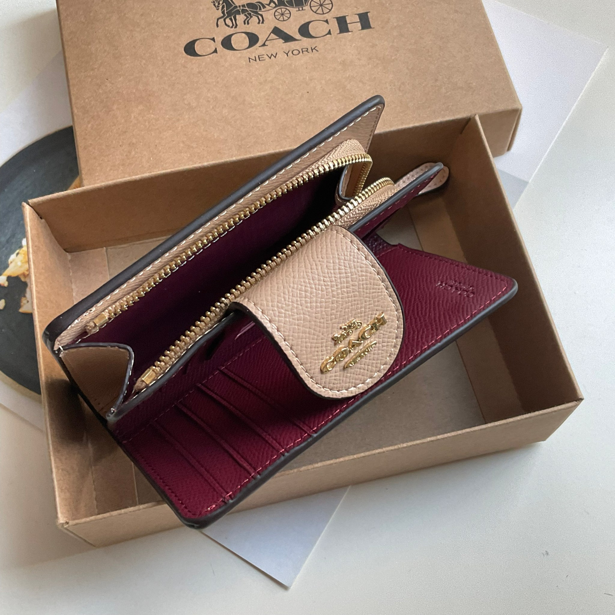 COACH SMALL WALLET IN SIGNATURE CANVAS กระเป๋าสตางค์ใบกลาง แบบพับสองตอน เปิดปิดด้วยกระดุมปั้มแบรนด์ ด้านในมีช่องใส่บัตรหลายช่อง พร้อมช่องใส่รูป และช่องใส่ธนบัตร ด้านหลังมีช่องซิปเหรียญอีกหนึ่งช่อง น้ำหนักเบา พกพาสะดวก อะไหล่ทองสุดหรู ห้ามพลาดค่ะ!