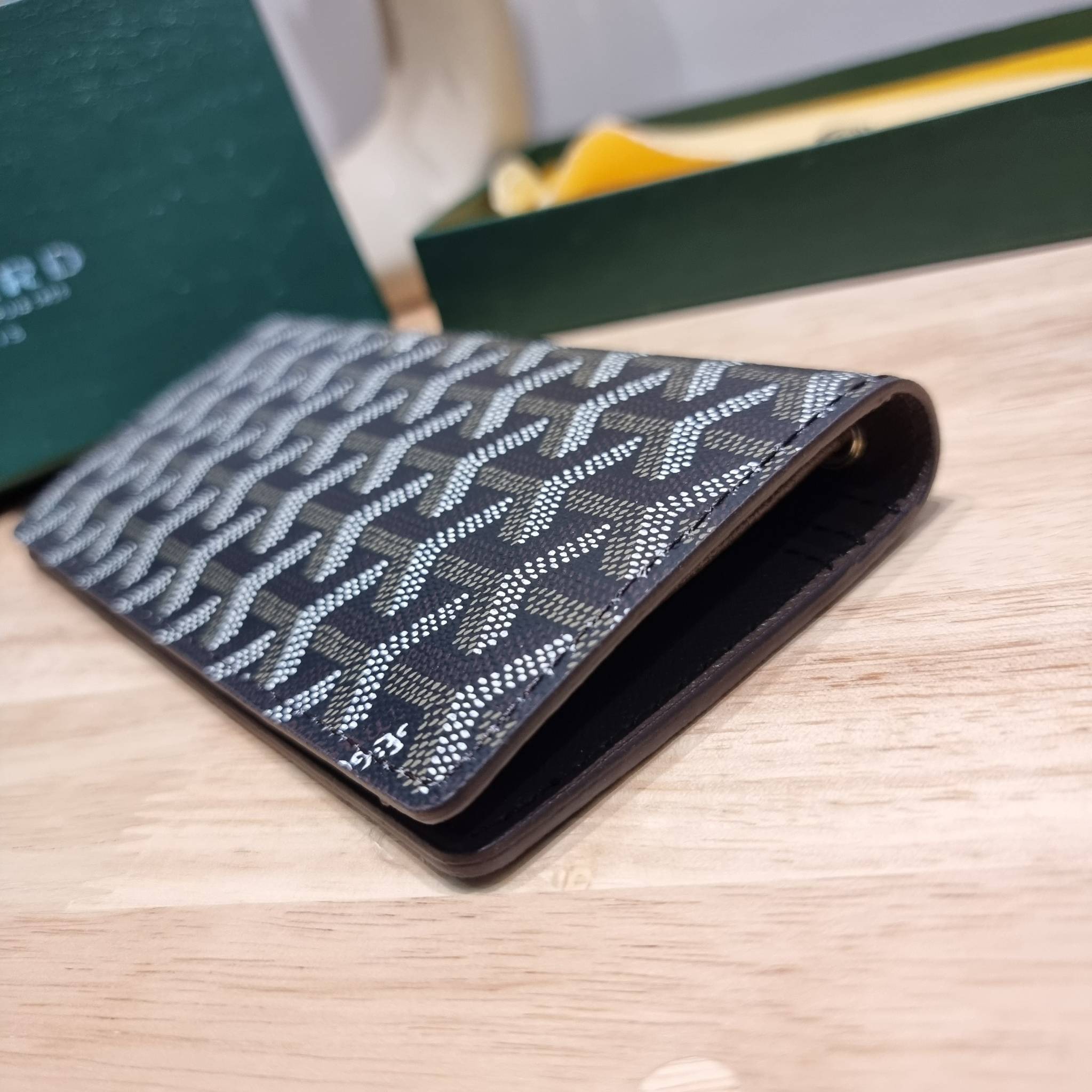 Goyard Bi Fold Long Wallet / GOYARD FLAP WALLET / Goyard Long Wallet กระเป๋าสตางค์ใบยาว รุ่น unisex ที่ใช้ได้ทั้งหนุ่มๆและสาวๆ ไอเท็มนี้ตอบโจทย์สำหรับคนที่ชอบเก็บบัตรเยอะๆ