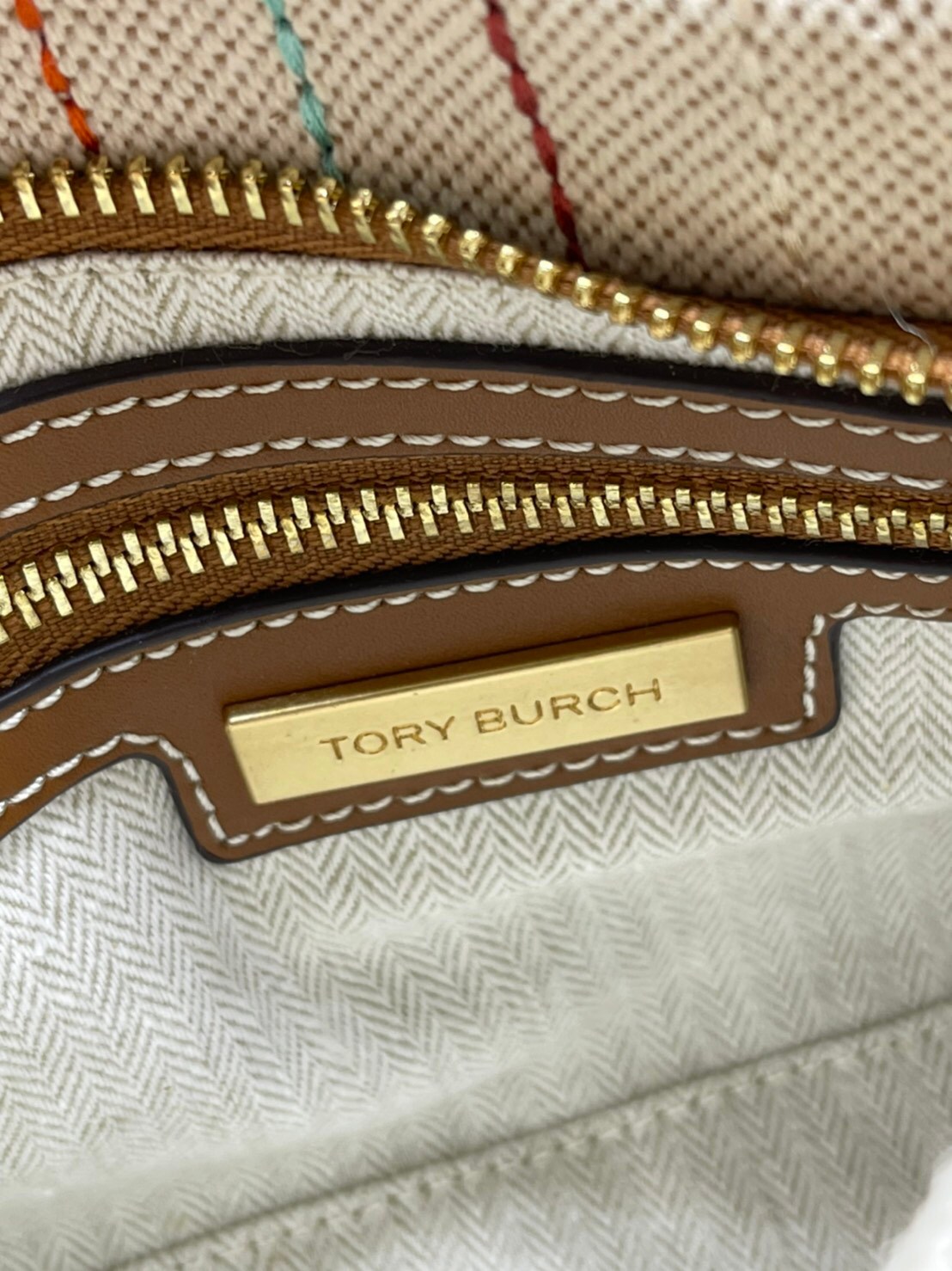Tory burch ella multi stitch canvas micro tote กระเป๋าใบนี้บอกเลยว่าสไตล์เก๋และแปลกตาเลยทีเดียว กระเป๋าทรงสี่เหลี่ยมขนาดมินิ มีสายเล็กๆ สำหรับสะพายข้าง ลวดลายและสีสันบนกระเป๋ามีเอกลักษณ์ความเป็นวินเทจแบบทอรี่โดยเฉพาะ เป็นอีกหนึ่งแอ็กเซสเซอรี่ที่ทางแบรนด์ร