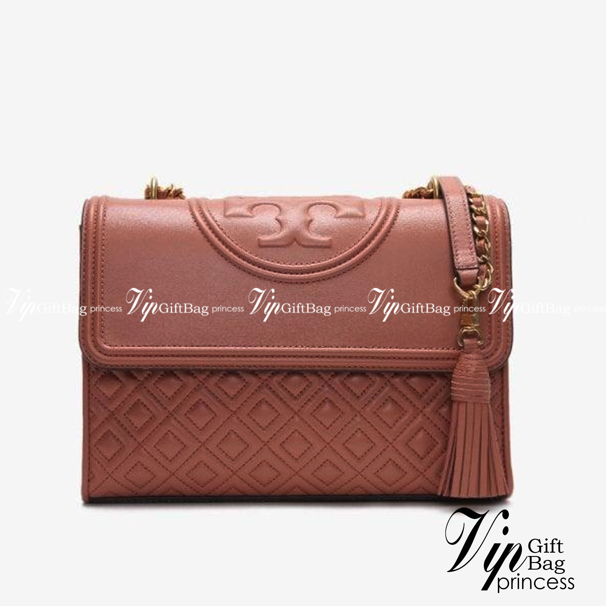 TORY BURCH Fleming Small Convertible Shoulder Bag รุ่นขายดีที่สุดกับ ไอเท็มที่ต้องมีแบรนด์ TORY BURCH มีมาให้ช้อปอีกแล้วค่ะสาวๆ กับทรง CLUCTH & CROSSBODY กระเป๋าสะพายข้างหรือสะพายเป็นครอสบอดี้ ประดับพู่ด้านข้าง