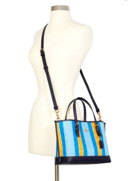 COACH C4086 MOLLIE TOTE 25 IN SIGNATURE JACQUARD WITH STRIPES แจกความสดใสด้วยลุคคัลเลอร์ฟูล กระเป๋าทรงโท้ท มินิไซส์ ตกแต่งลายเอกลักษณ์ถักทออยู่บนผ้า jacquard ตัดกับลายเส้นสีสันสวยงาม ลงตัวไม่ซ้ำใคร ภายในเป็นช่องโล่ง มีช่องซิปกลางใส่ของได้ ขนาดกำลังดีแบบใส
