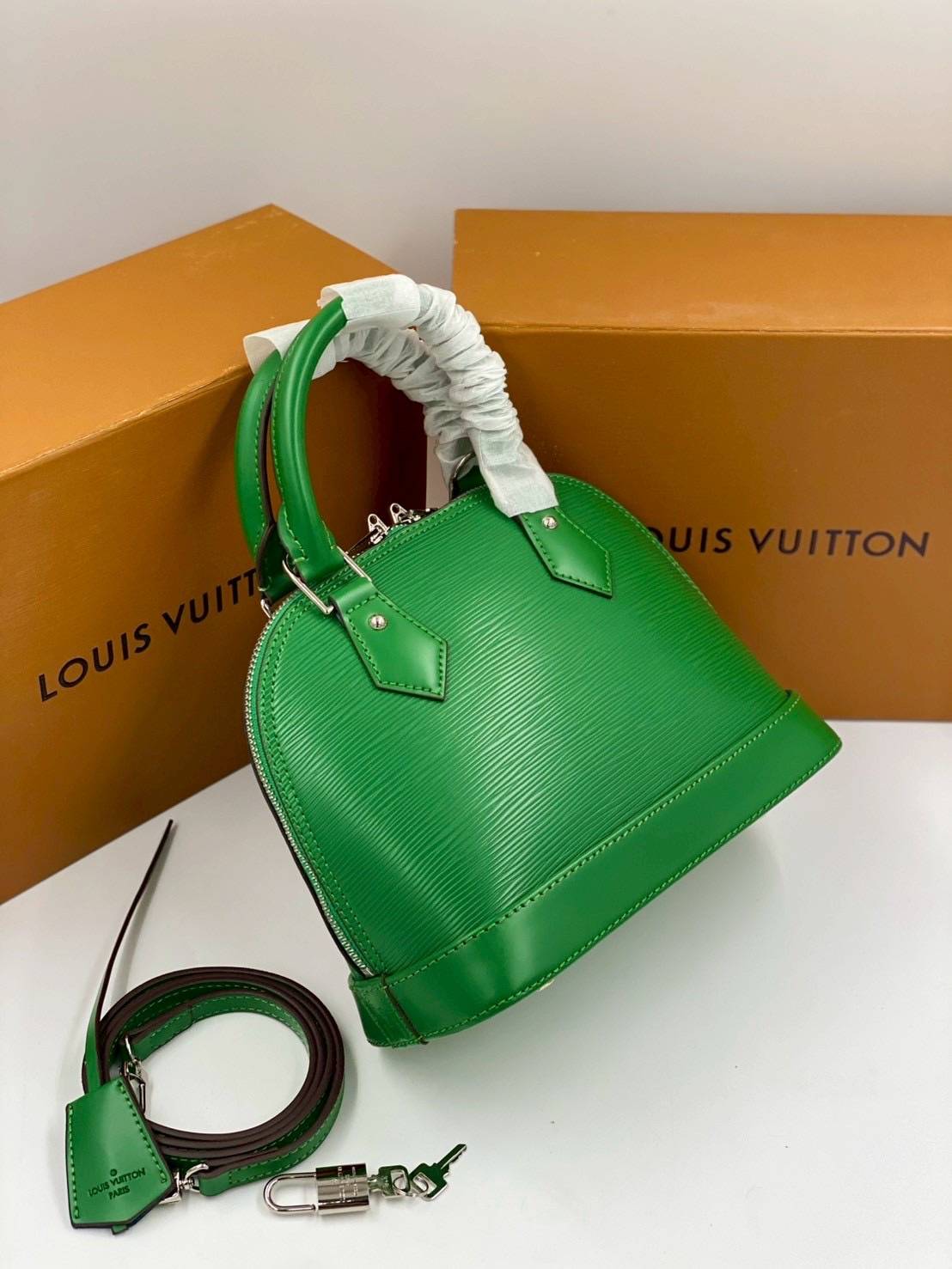 RI หนังแท้ | LV Alma BB bag handbag Epi grained leather กระเป๋าสะพาย/กระเป๋าถือ คลาสสิกเหนือกาลเวลา หนัง Epi มีลวดลายเฉพาะและสีสวยงามทั้งใบ