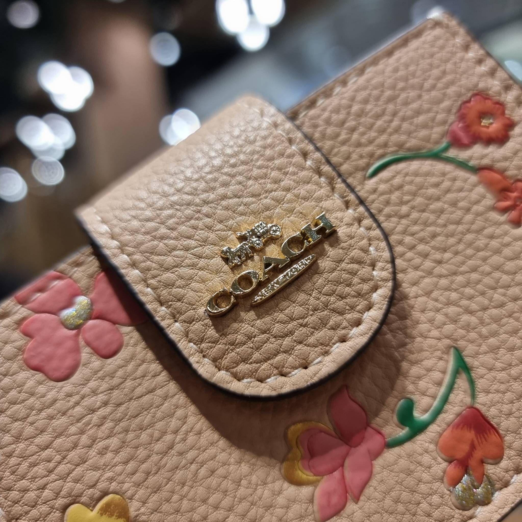 COACH C8325 ACCORDION CARD CASE WITH DREAMY LAND FLORAL PRINT ไอเท็มที่ทำใจฟูจัดเลยจ้า กับกระเป๋าถนอมบัตร ที่สาวๆตามหา ดีไซน์ลวดลายน่ารักมากๆ ขนาดกะทัดรัด พกพาสะดวก วัสดุหนัง pepble ภายในเป็นช่องใส่บัตรได้หลายใบ เหมาะมากสำหรับใครที่มองหากระเป๋าแบ่งสัดส่วน