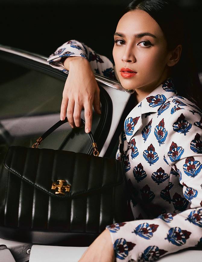 TORY BURCH KIRA QUILTED LARGE SATCHEL ใบใหญ่กับคอลที่ปังไม่ไหว พร้อมเสิร์ฟสีคลาสสิค กระเป๋าถือ/สะพาย ทรงสวย ดูแพง ดูหรู!! หนังแท้ ดีไซน์บุนวม เส้นคมสวย วัสดุหนังแกะ สัมผัสดีงาม นิ่มมือ เปิด-ปิดด้วยอะไหล่บิดล็อค ภายในเป็นช่องโล่ง มีช่องซิป ใส่ของได้แน่นๆ ม