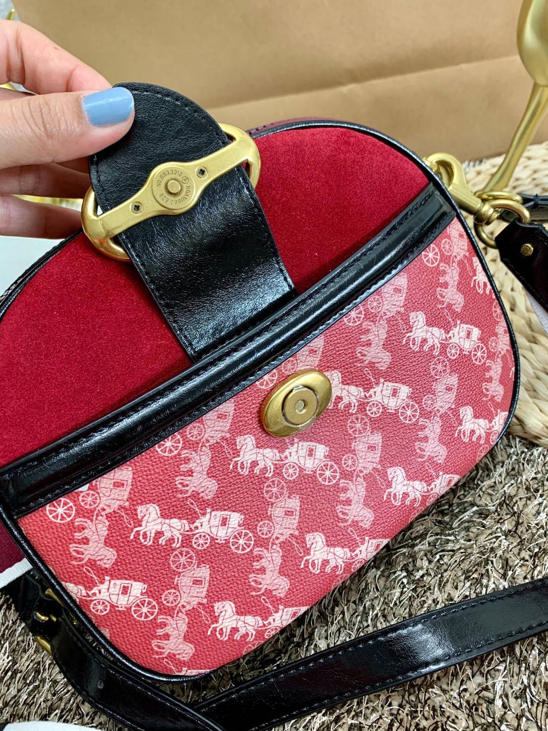 COACH KAT CROSSBODY WITH HORSE AND CARRIAGE PRINT ((88480//88544)) พร้อมส่งค่ะ! กระเป๋าสะพายแบบครอสบอดี้ร์ หนังแท้อย่างดี ตัวกระเป๋าเก๋ด้วยการพิมพ์ลายรถม้าค่ะ ด้านหน้ามีช่องกระดุมแม่เหล็กสำหรับใส่ของจุกจิกได้ พร้อมโลโก้แบรนด์สุดหรู