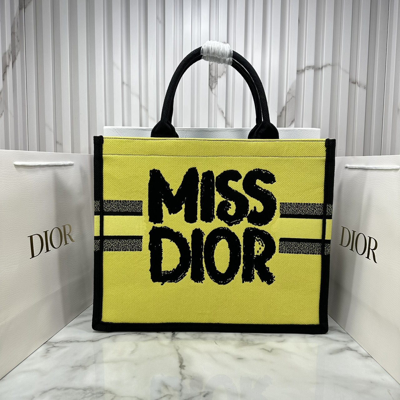 ORI หนังแท้ | ORI หนังแท้ | Dior BookTote Yellow-Blue Miss Dior Embroidery Tote Bag กระเป๋าทรงโท้ทคอลใหม่ โทนสีสดใสคลาสสิก สวยงามและหรูหรา