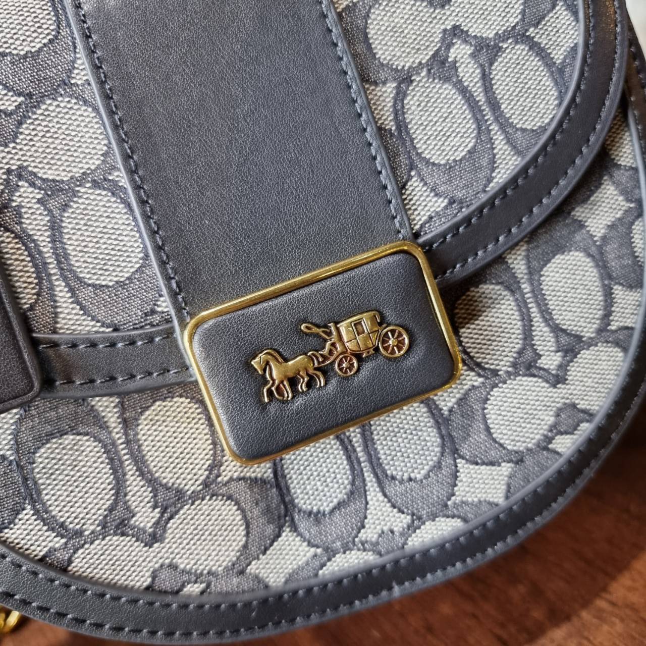 COACH ALIE SADDLE BAG IN SIGNATURE JACQUARD (C4694//C3464) New item!! กระเป๋าสะพายทรง saddle ดีไซน์วินเทจย้อนยุค แฝงความหรูในตัวด้วยอะไหล่สีทองเหลือง โดดเด่นไม่ซ้ำใครแน่นอน วัสดุผ้า jacquard สลับหนังแท้ ภายในเป็นช่องโล่ง มาพร้อมสายสะพายครอสบอดี้ ที่สามารถ