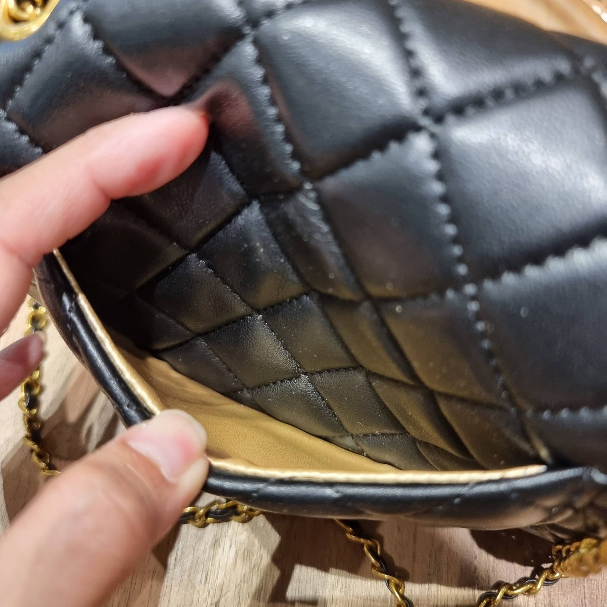 VIP 🥂 เซ็ทคือที่สุดของความคุ้ม CHANEL GIFT BOX SET สุดหรูชวนให้สะสม สุดยอดไอเท็มหายากพร้อมเสิร์ฟครบชุด สุดคุ้ม มาพร้อมกระเป๋าสะพายถึง 2 ใบ สุดหรูลิมิเต็ด จับคู่รุ่นยอดฮิต และที่พิเศษยังมีน้ำหอมตัวท็อปมาให้อีก chanel no.5 ที่แสนจะเย้ายวน ในขนาด 7.5