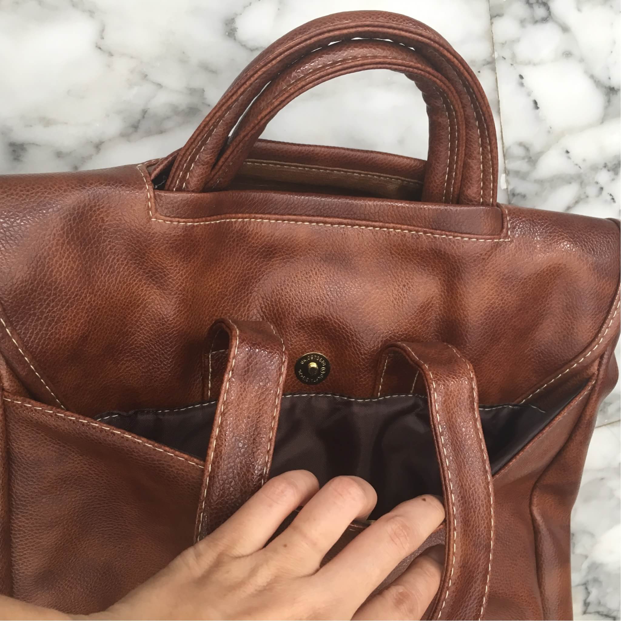 Best Seller massimo dutti Leather Backpack กระเป๋าหนังสวยมาก ปากกระเป๋า เปิดได้กว้าง จุเยอะ หยิบหาของสะดวกมากค่ะ - ปากกระเป๋าเปิดได้กว้าง หาของง่าย - ด้านในมีช่องเก็บของย่อย - มีช่องด้านหลัง ใส่ของ หยิบของสะดวกขึ้น -ด้านในมีช่องแบ่งเก็บของ 2 ช่องใหญ่ มีซิ