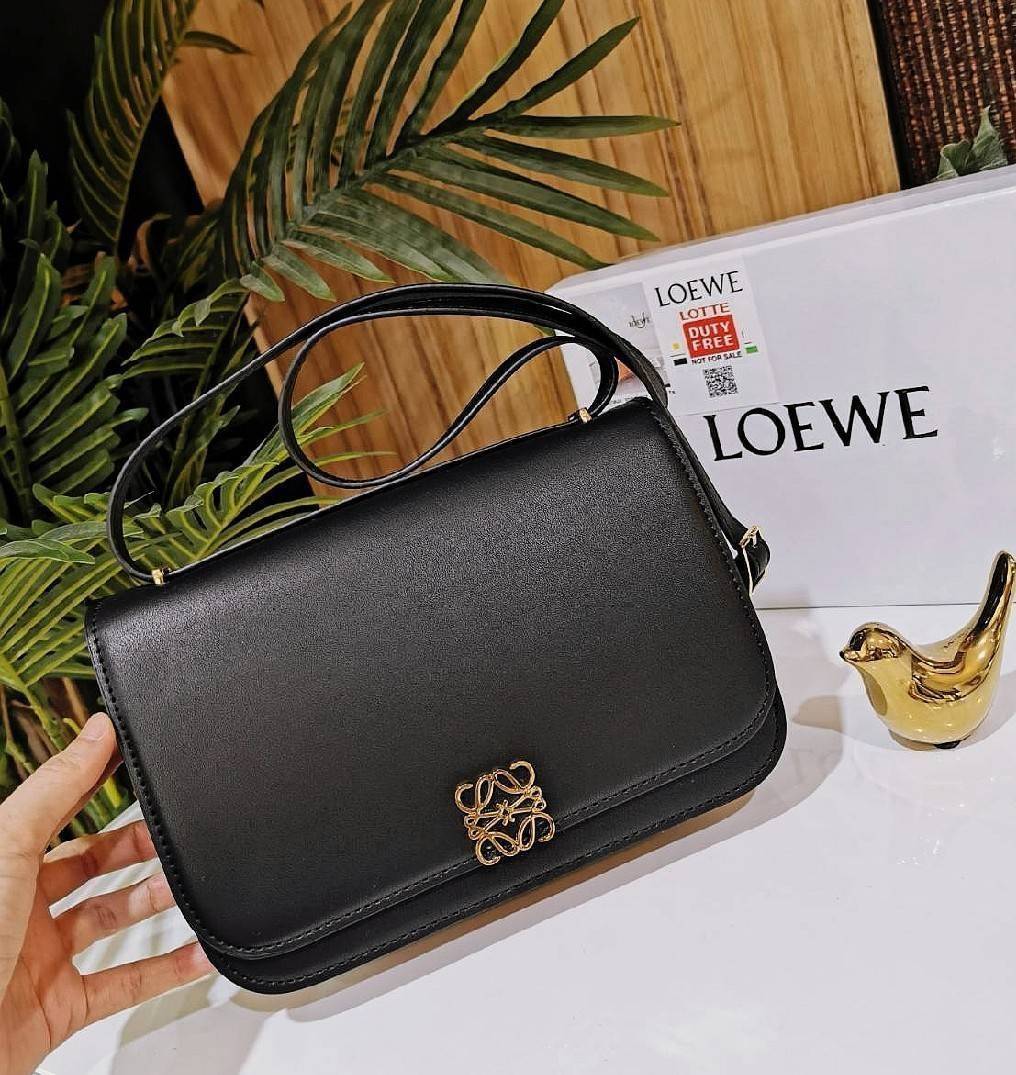 LOEWE CROSSBODYBAG VIP GIFT WITH PURCHASE (GWP) กระเป๋าสะพายพรีเมี่ยมกิ๊ฟ Limited Edition จากน้ำหอม LOEWE DUTY FREE วัสดุหนังแท้ Calf Leather หนังเรียบสวยอยู่ทรงดีไซน์สุดคลาสสิค เปิดปิดด้วยฝาปิดโลโก้แบรนด์อะไหล่ทองหรู ภายในมีช่องแบ่งหลายช่องแยกเป็นสัดส่วน