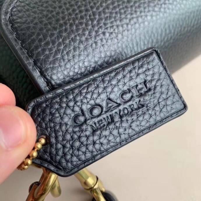 COACH SMALL JADE SHOULDER BAG [F91105,90782] กระเป๋าสะพายไหล่ ดีไซน์วินเทจย้อนยุค สวยคมชัด คลาสสิคใช้ได้ทุกลุค วัสดุหนัง pepble ทนทาน เปิด-ปิดด้วยฝาคาดโลโก้ พร้อมแถบแม่เหล็กในตัว รับรองแน่นหนา ด้านหลังมีช่องซิปให้ ภายในเป็นช่องโล่ง ขนาดกำลังดี ใช้งานง่าย 