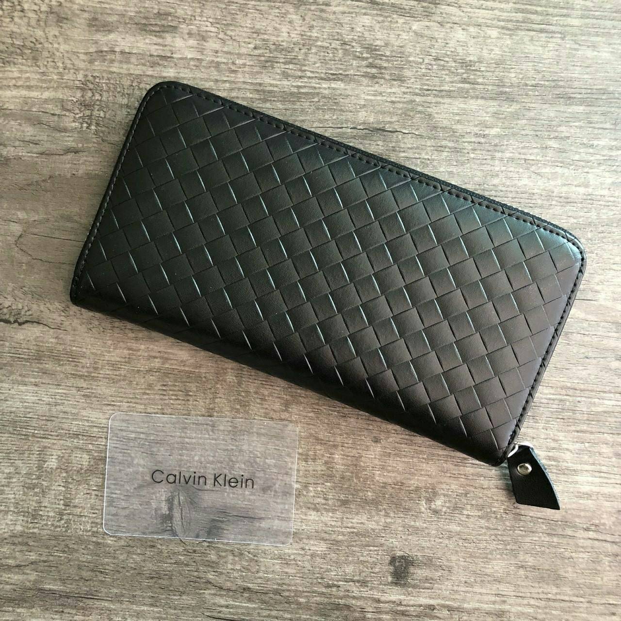 Calvin Klein Long Wallet กระเป๋าสตางค์ใบยาวซิปรอบ ภายในมีช่องใส่ธนบัตร ช่องใส่บัตรหลายช่อง และช่องซิปสำหรับใส่เหรียญ จะมอบเป็นของขวัญหรือใช้เองก็แนะนำเลยค่ะ