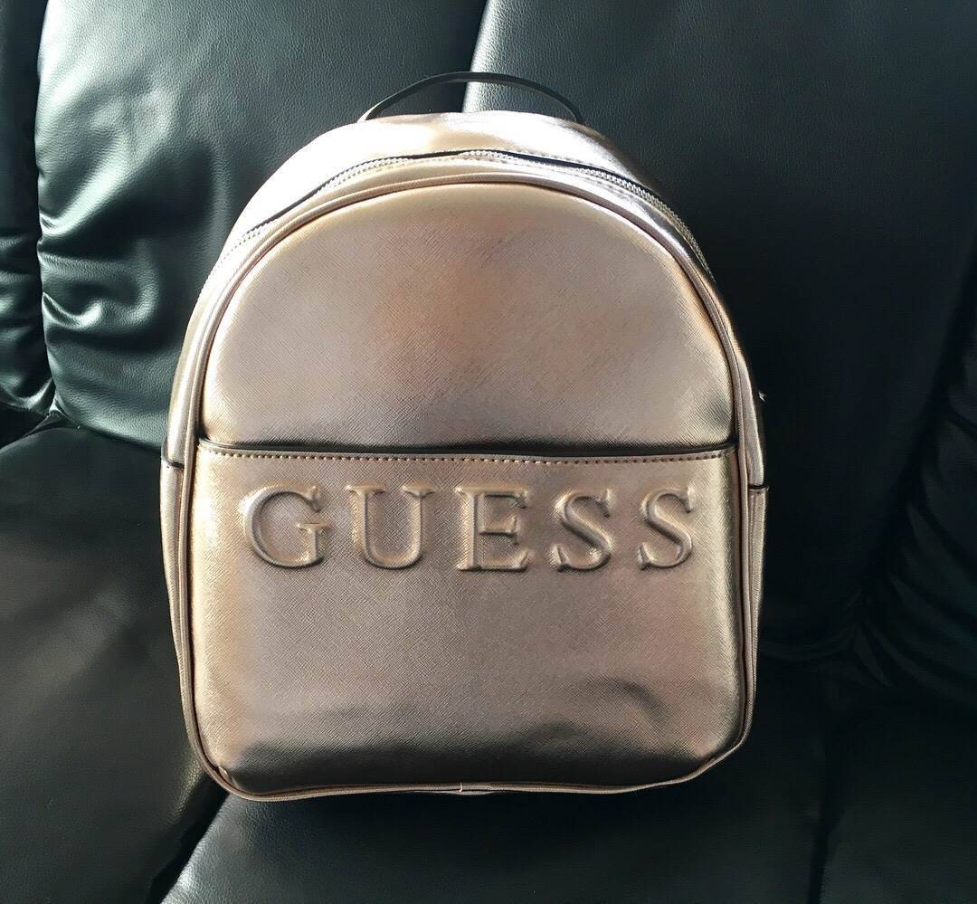 NEW!!! GUESS WOMAN'S BACKPACK ใครไม่มีจัดว่าพลาด!! กระเป๋าเป้ขนาดกระทัดรัดสำหรับสาวๆสากวก guess วัสดุทำจากหนัง PU นำหนักเบา เพิ่มความสะดุดตาด้วยโลโก้แบรนด์ปั้มตัวนูนสายสะพายหลังปรับเลื่อนได้ ภายในจุของได้เยอะ มีช่องกระเป๋าเล็กภายใน
